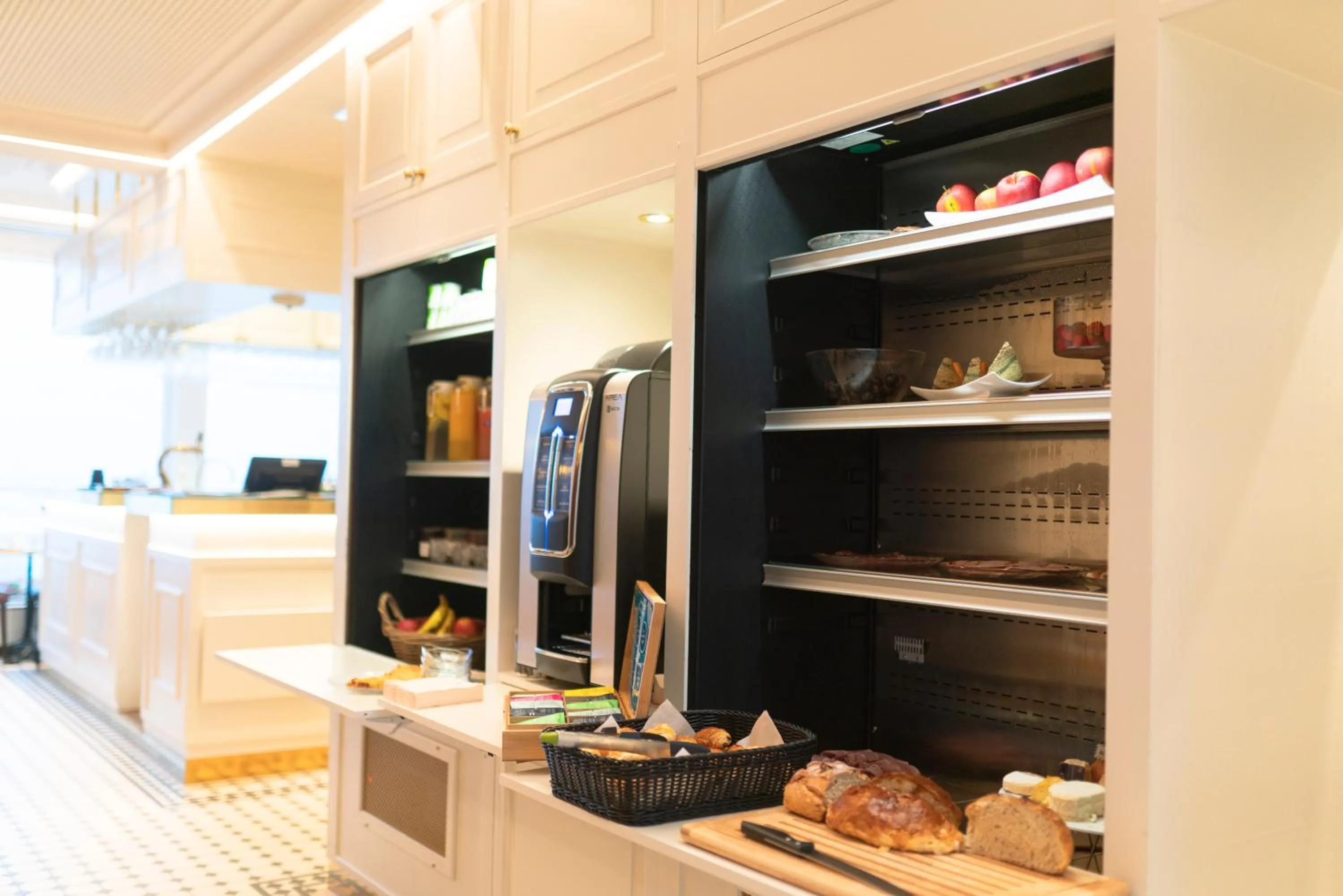 Food and drinks in Hôtel Merveilleux Côté Mer