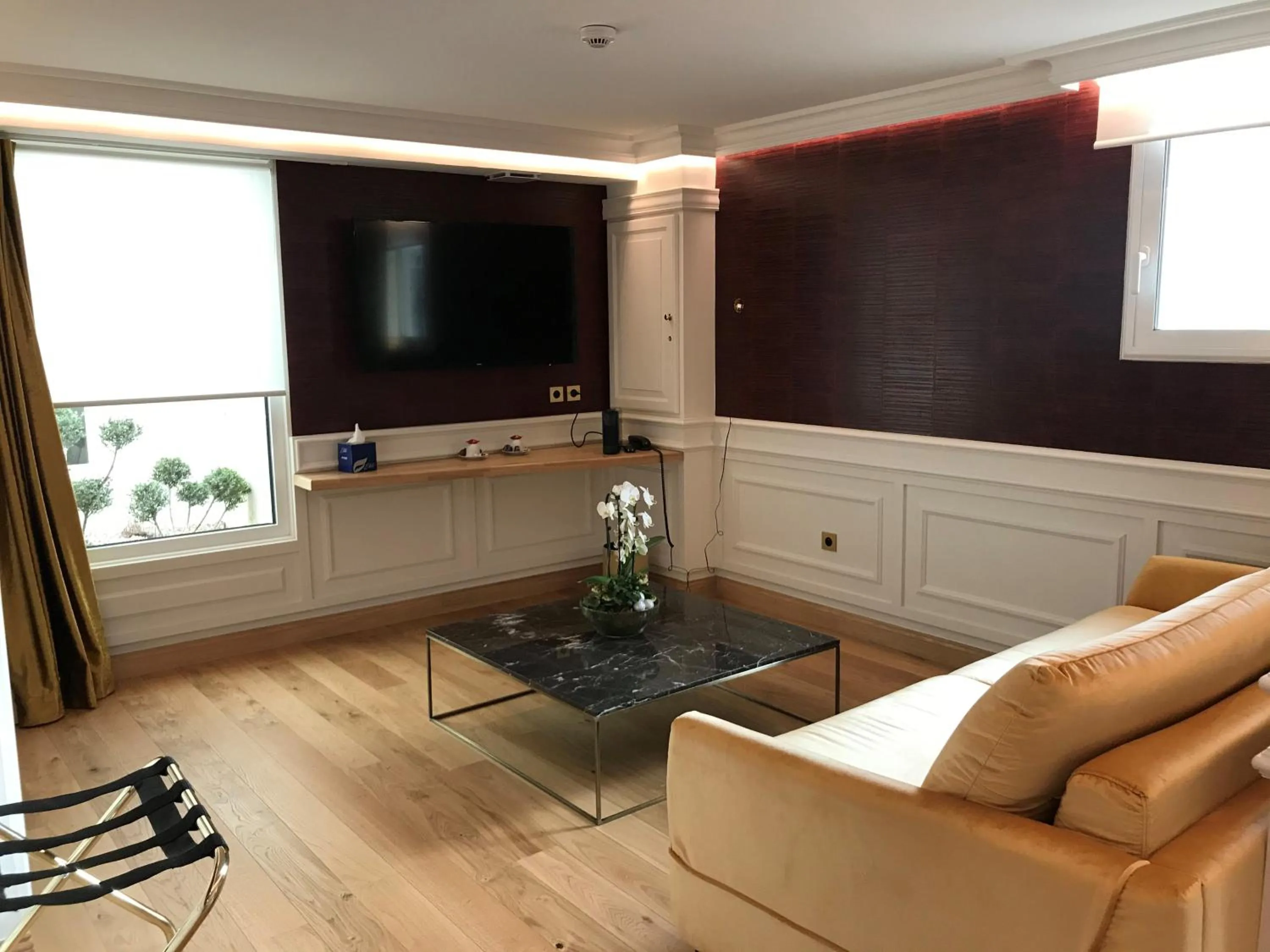 TV and multimedia in Hôtel Merveilleux Côté Mer