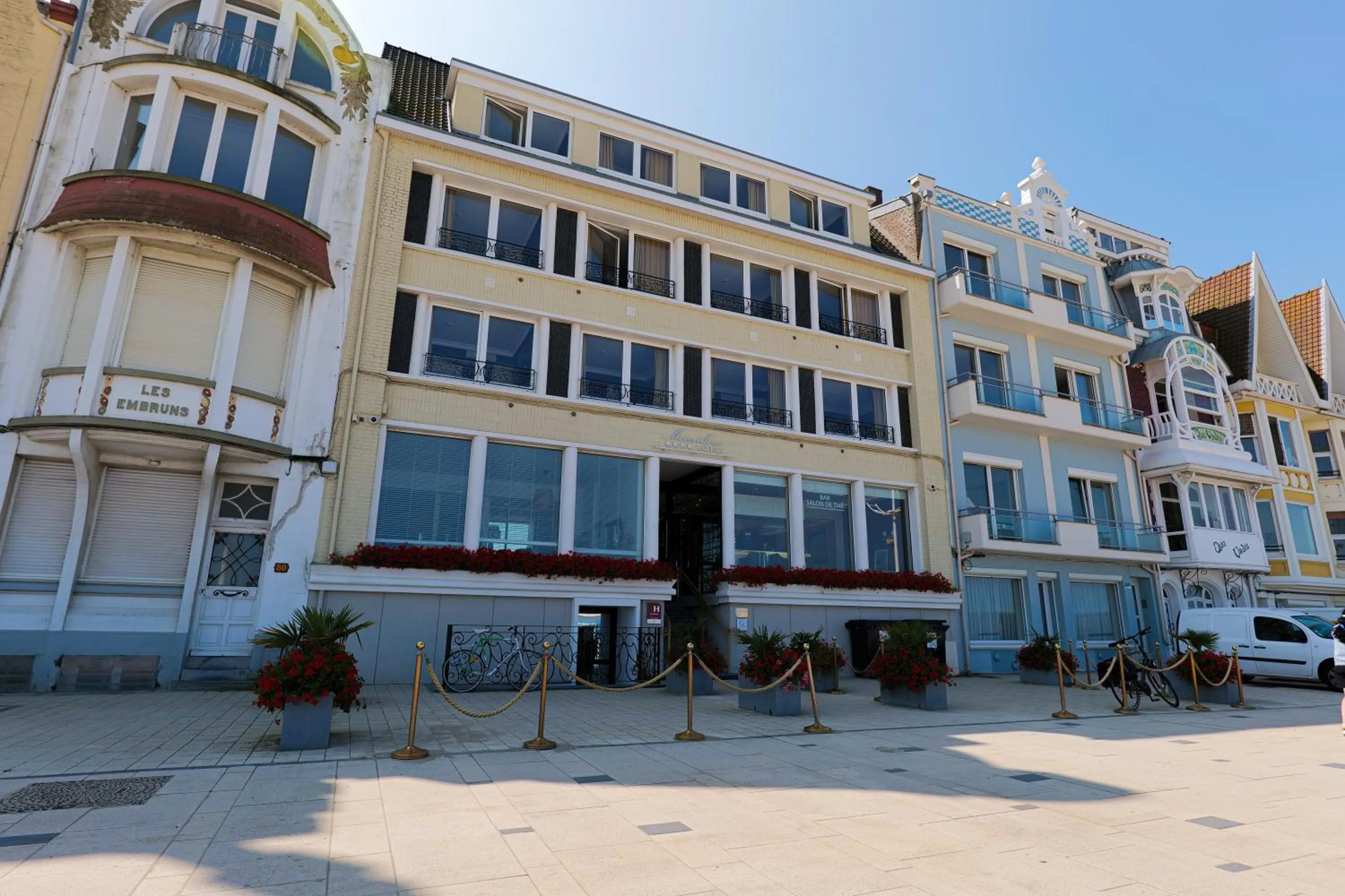 Property building in Hôtel Merveilleux Côté Mer