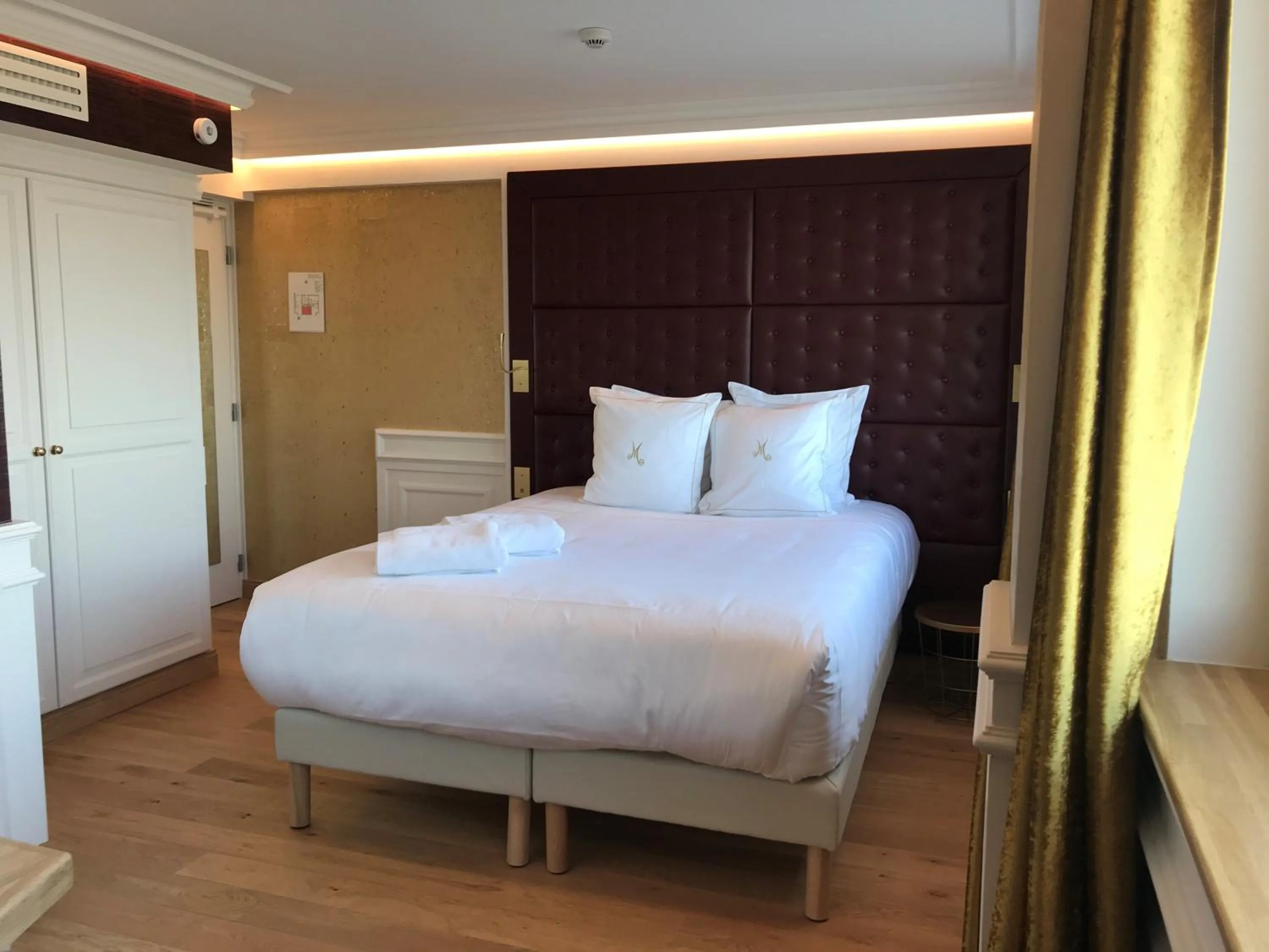 Bed in Hôtel Merveilleux Côté Mer