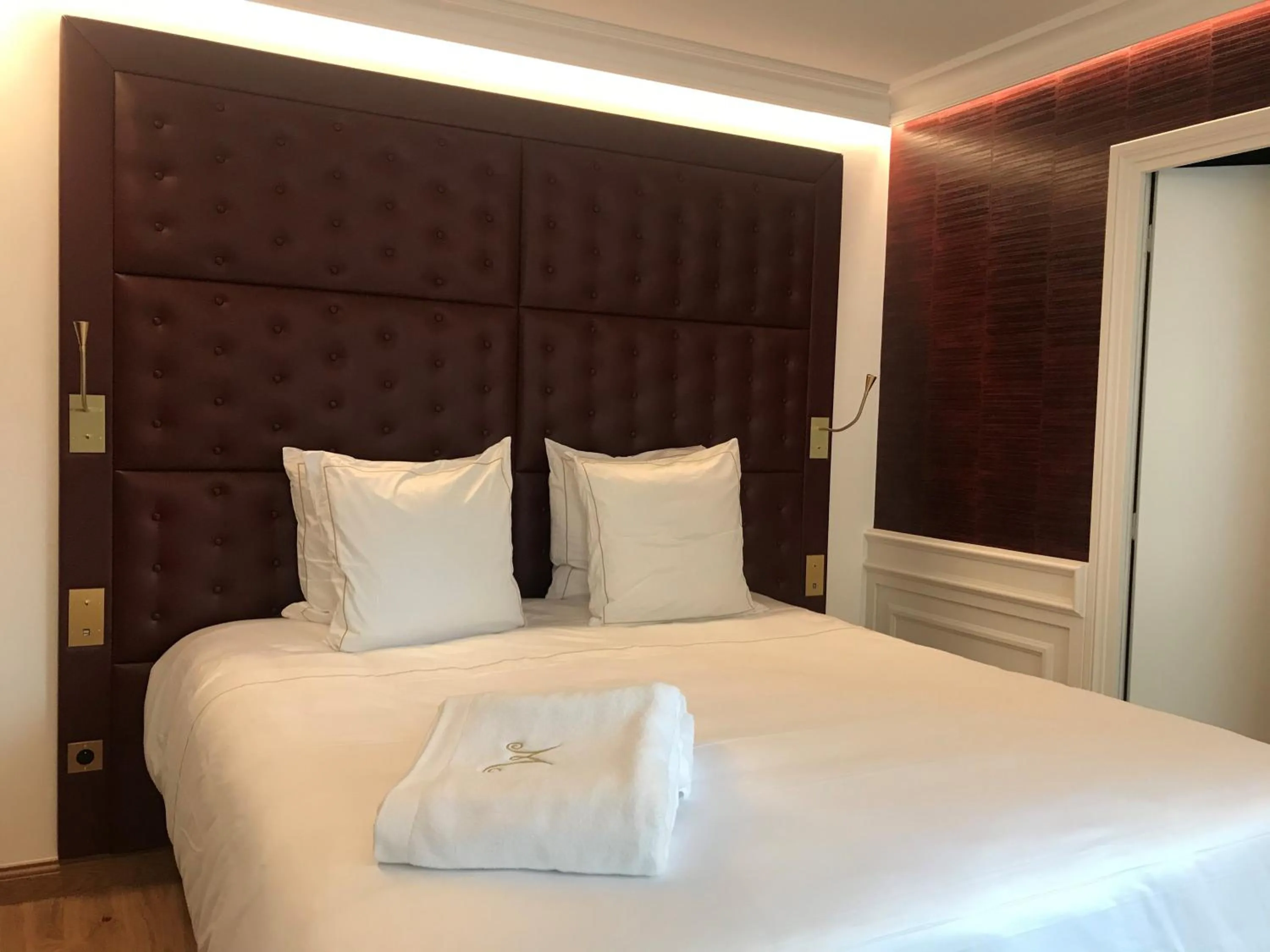 Bed in Hôtel Merveilleux Côté Mer