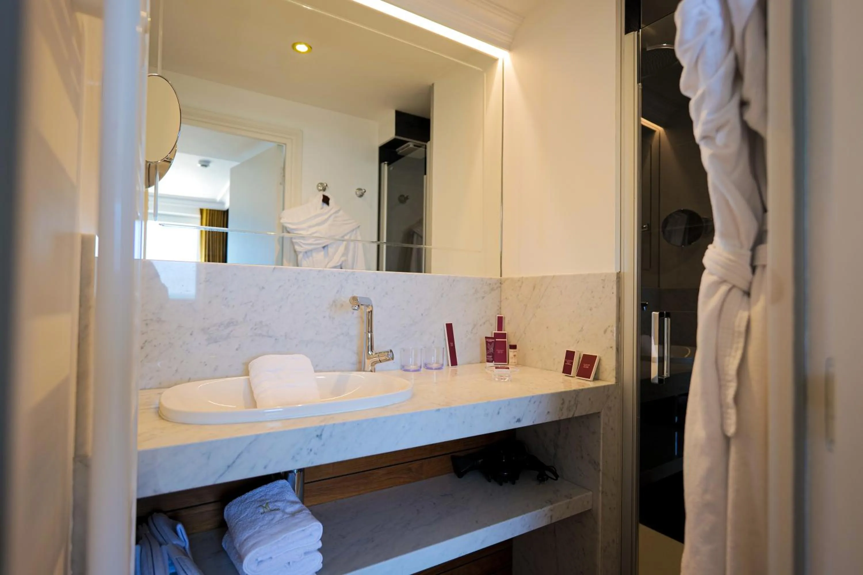 Bathroom in Hôtel Merveilleux Côté Mer