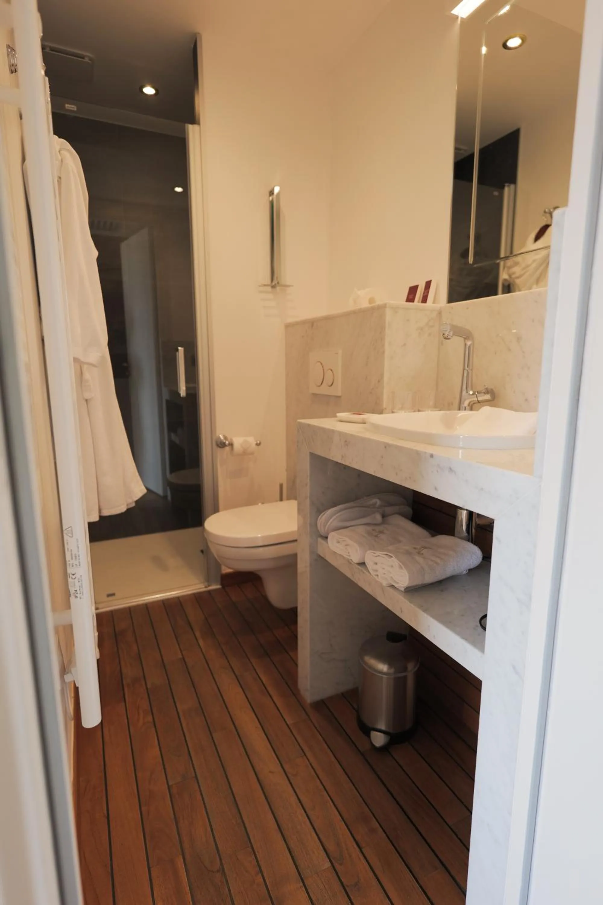 Shower in Hôtel Merveilleux Côté Mer