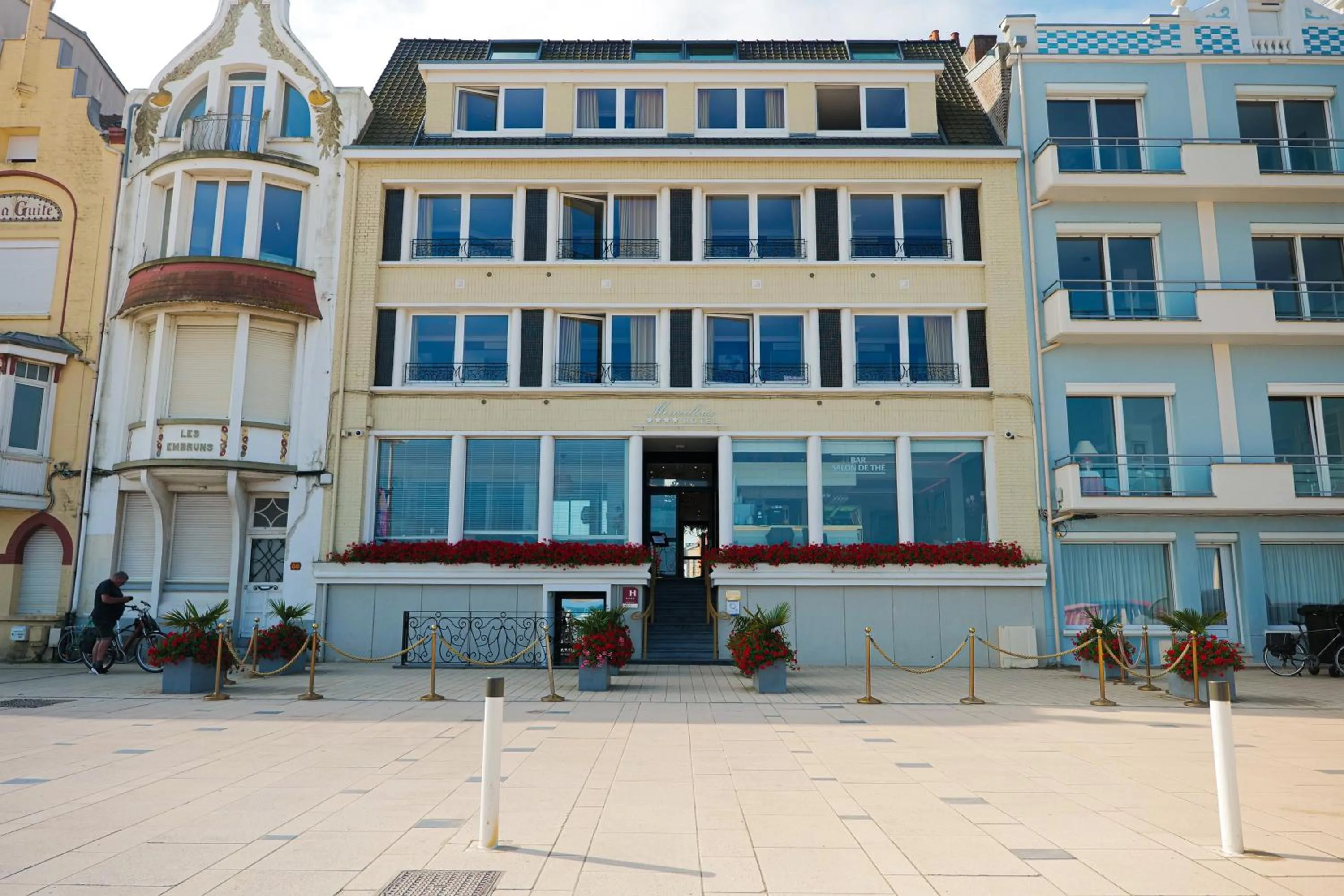 Property building in Hôtel Merveilleux Côté Mer
