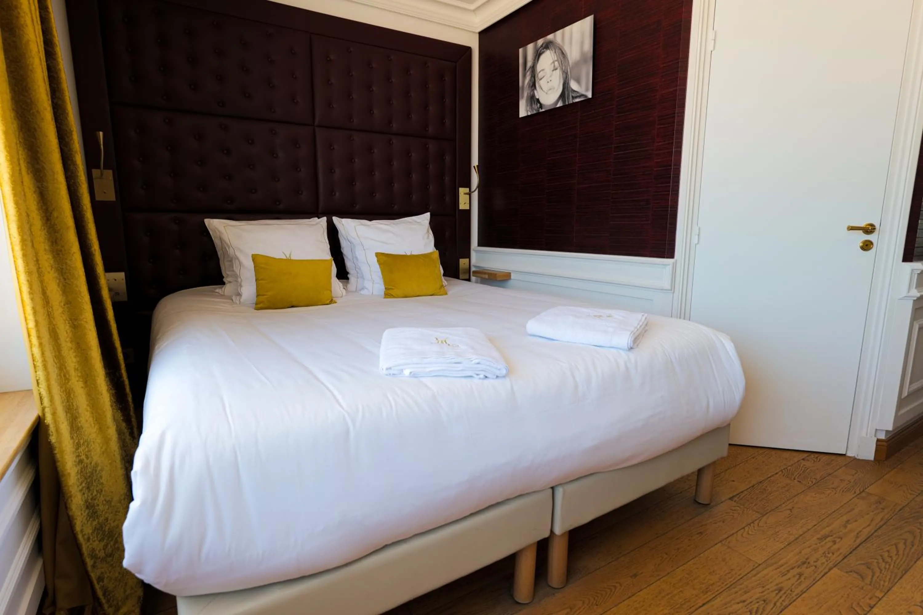 Bed in Hôtel Merveilleux Côté Mer