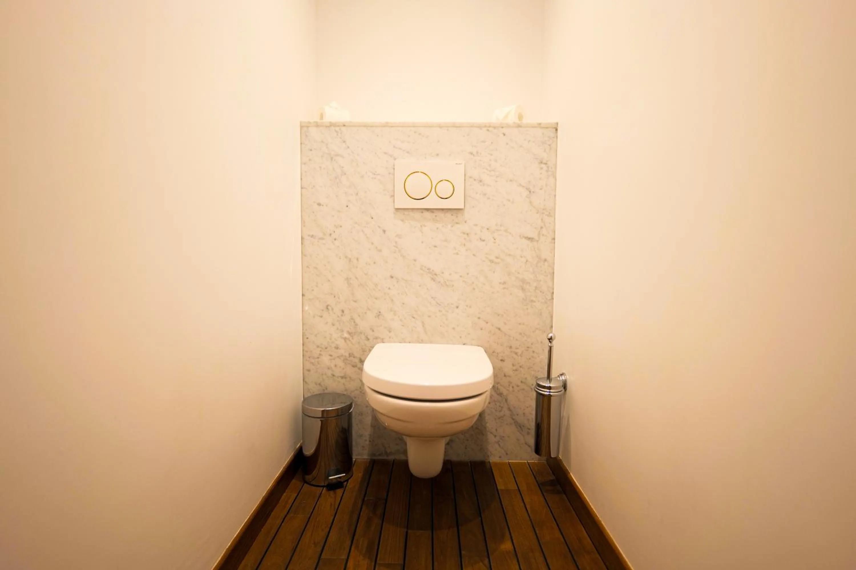 Toilet in Hôtel Merveilleux Côté Mer