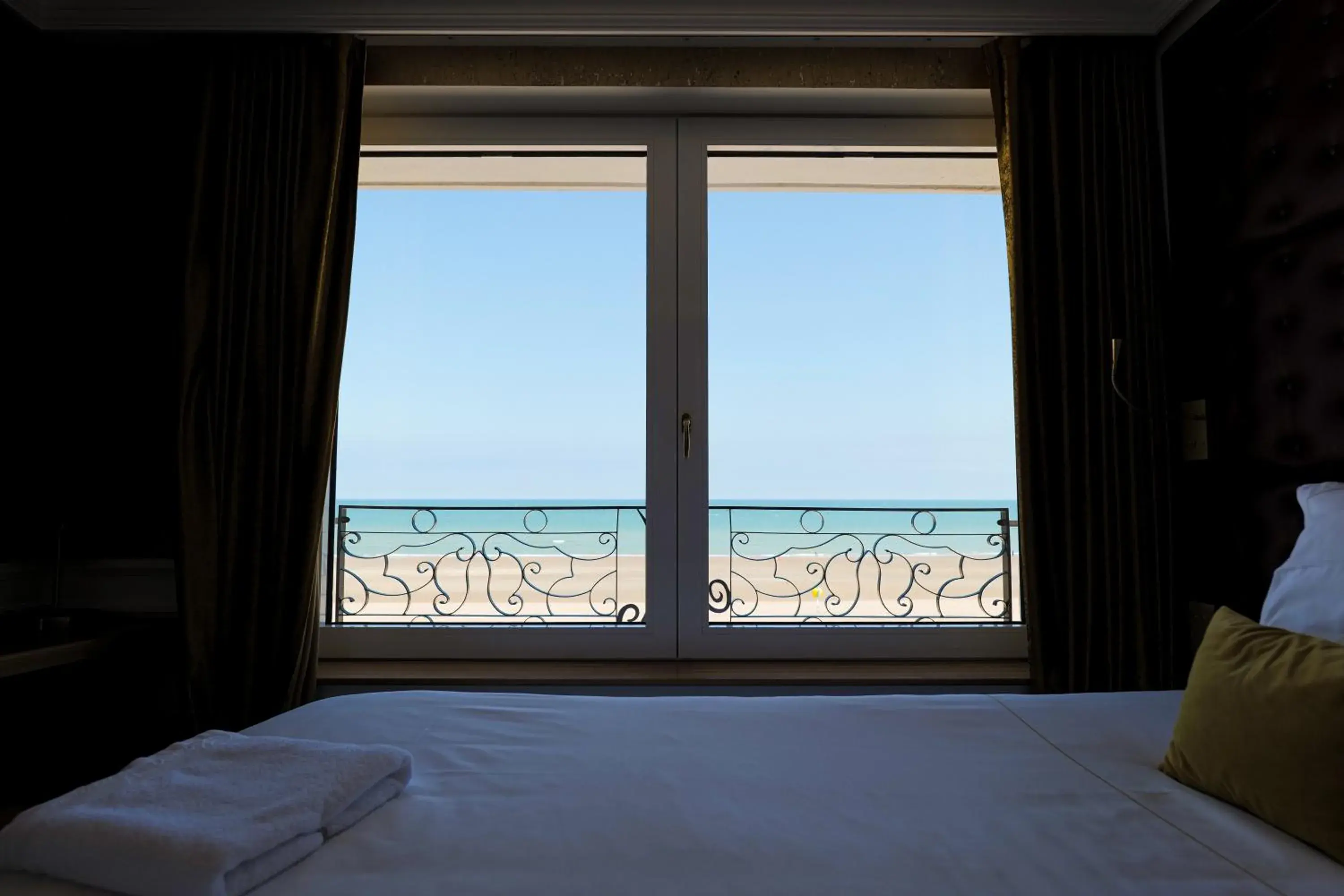 View (from property/room), Bed in Hôtel Merveilleux Côté Mer View (from property/room), Bed in Hôtel Merveilleux Côté Mer