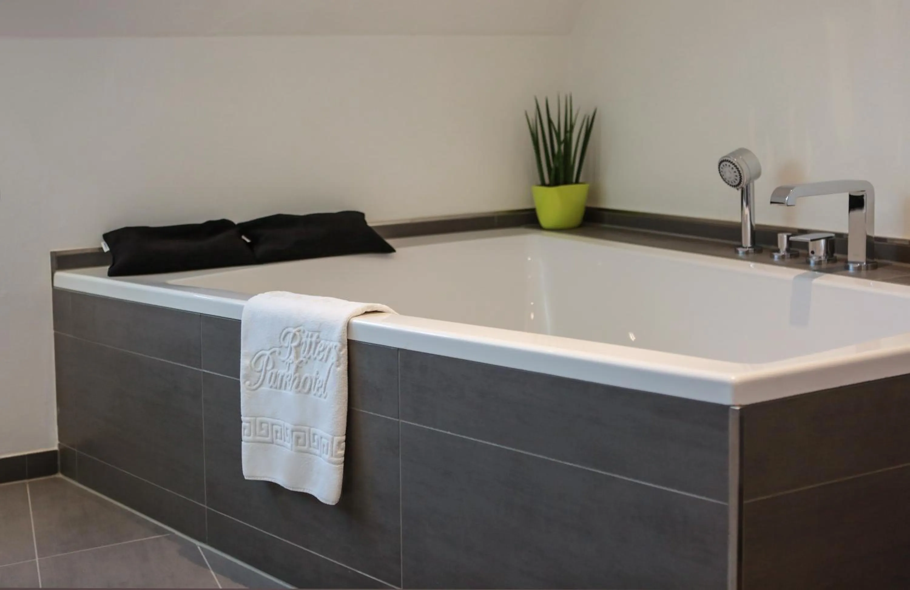 Bath in Rüters Parkhotel