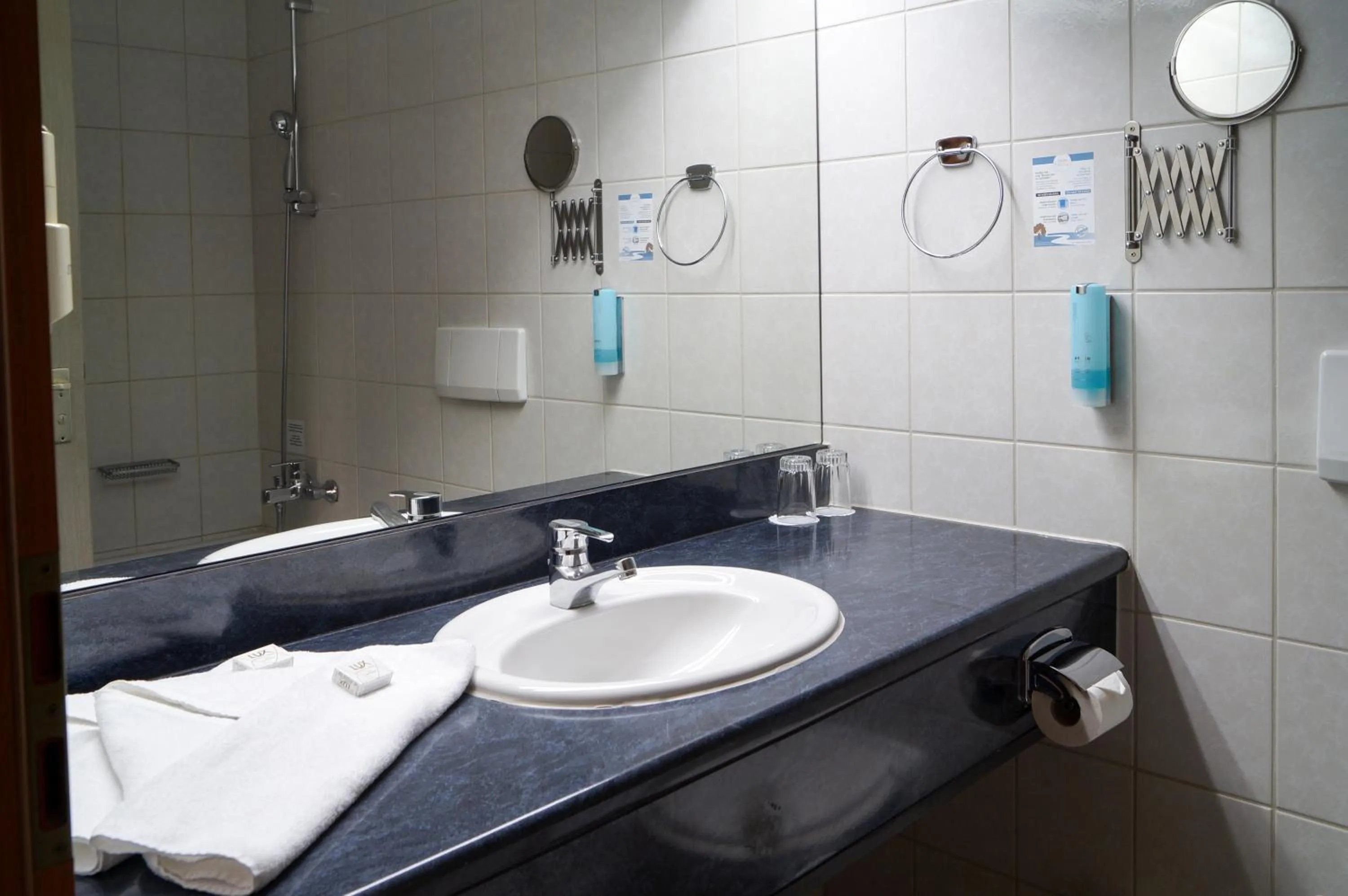 Bathroom in Trip Inn Kongresshotel Frankfurt-Rodgau