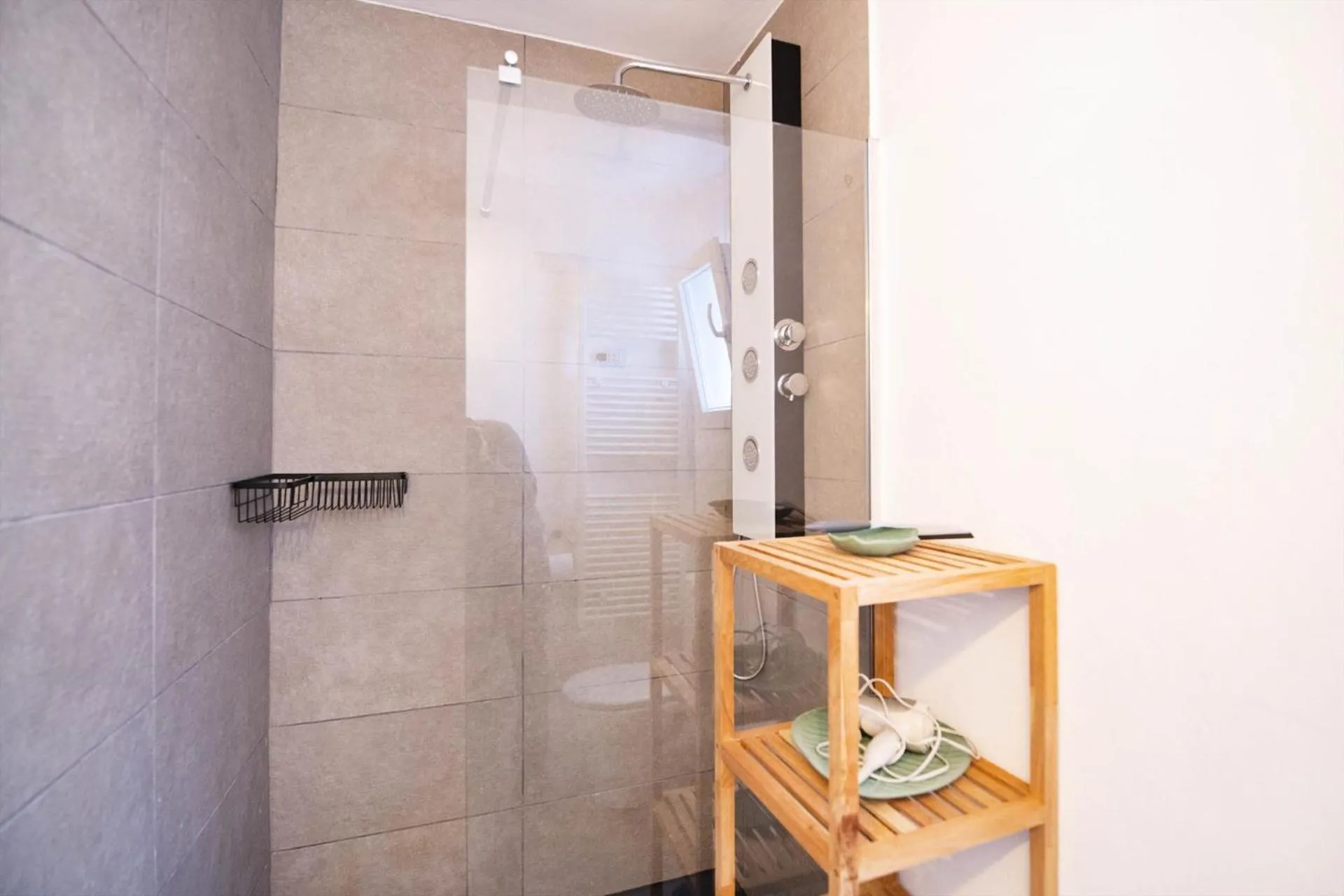 Shower in Sara 8 - free WIFI, chill-out, private pool, private tennis court - by Holiday Rentals Villamar