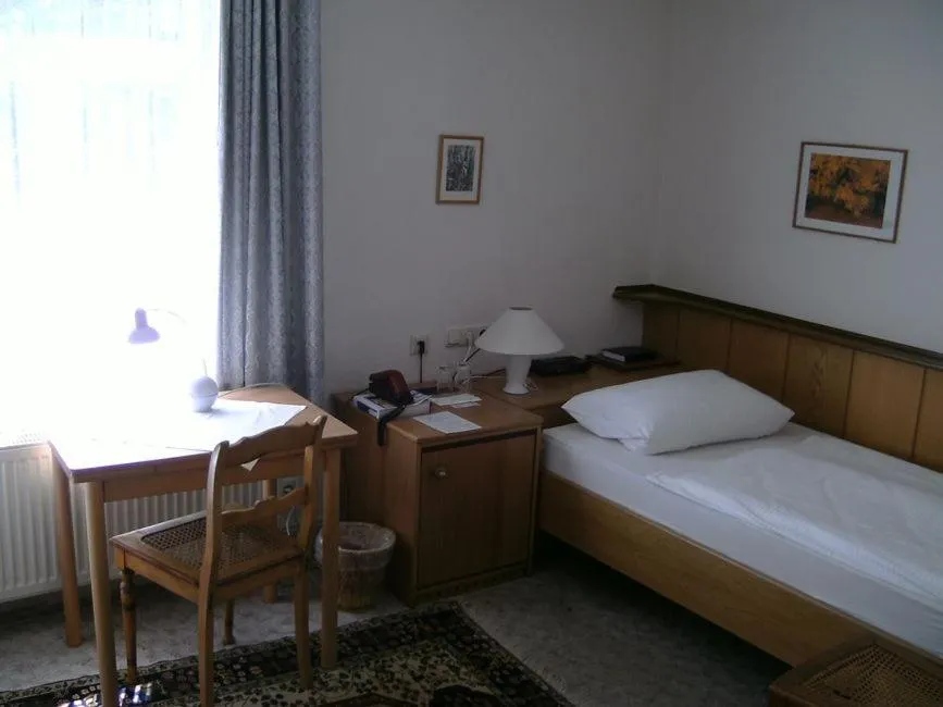 Photo of the whole room, Bed in Leisewitz' Garten