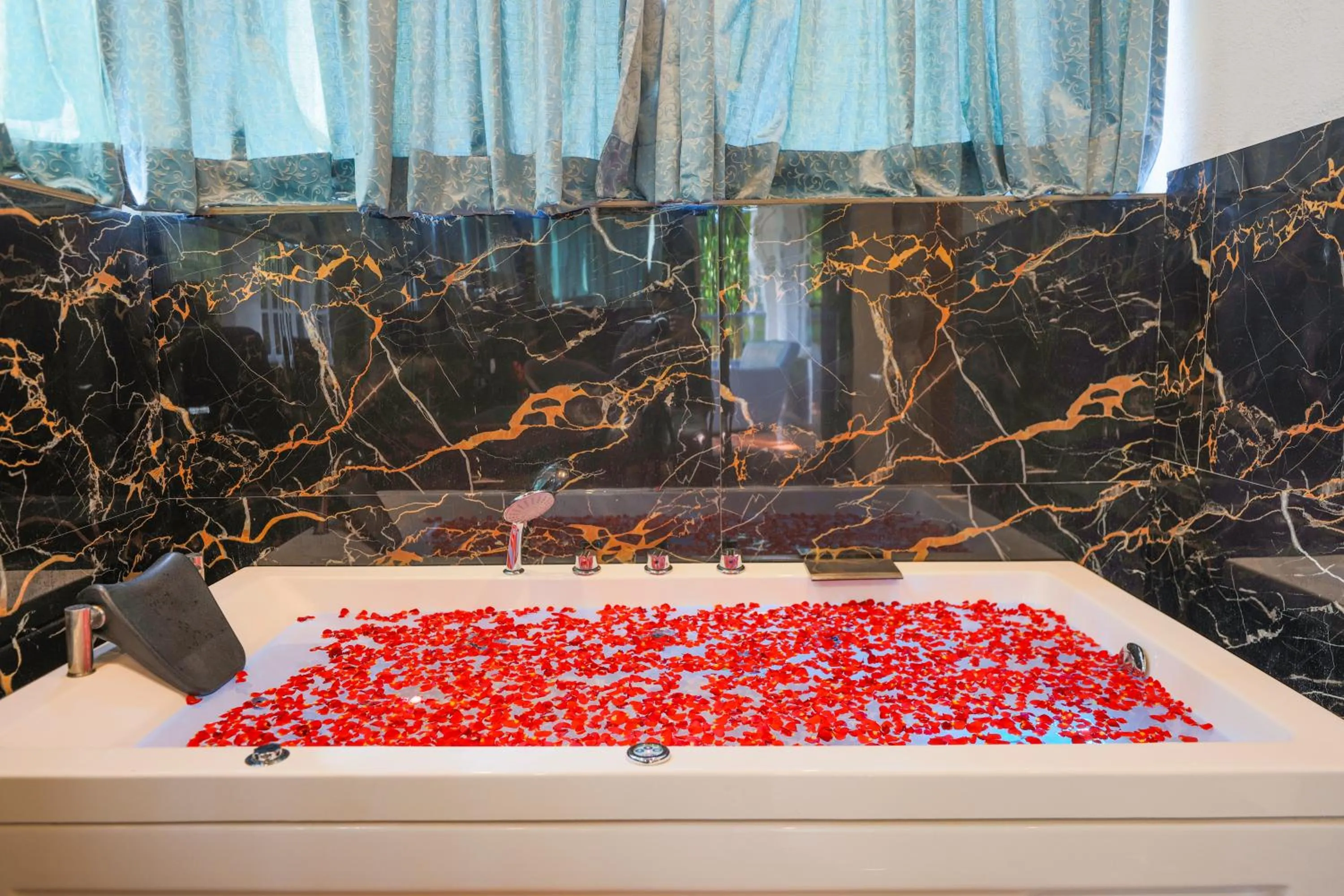 Bath in The Blossom Resort - Chikmagalur