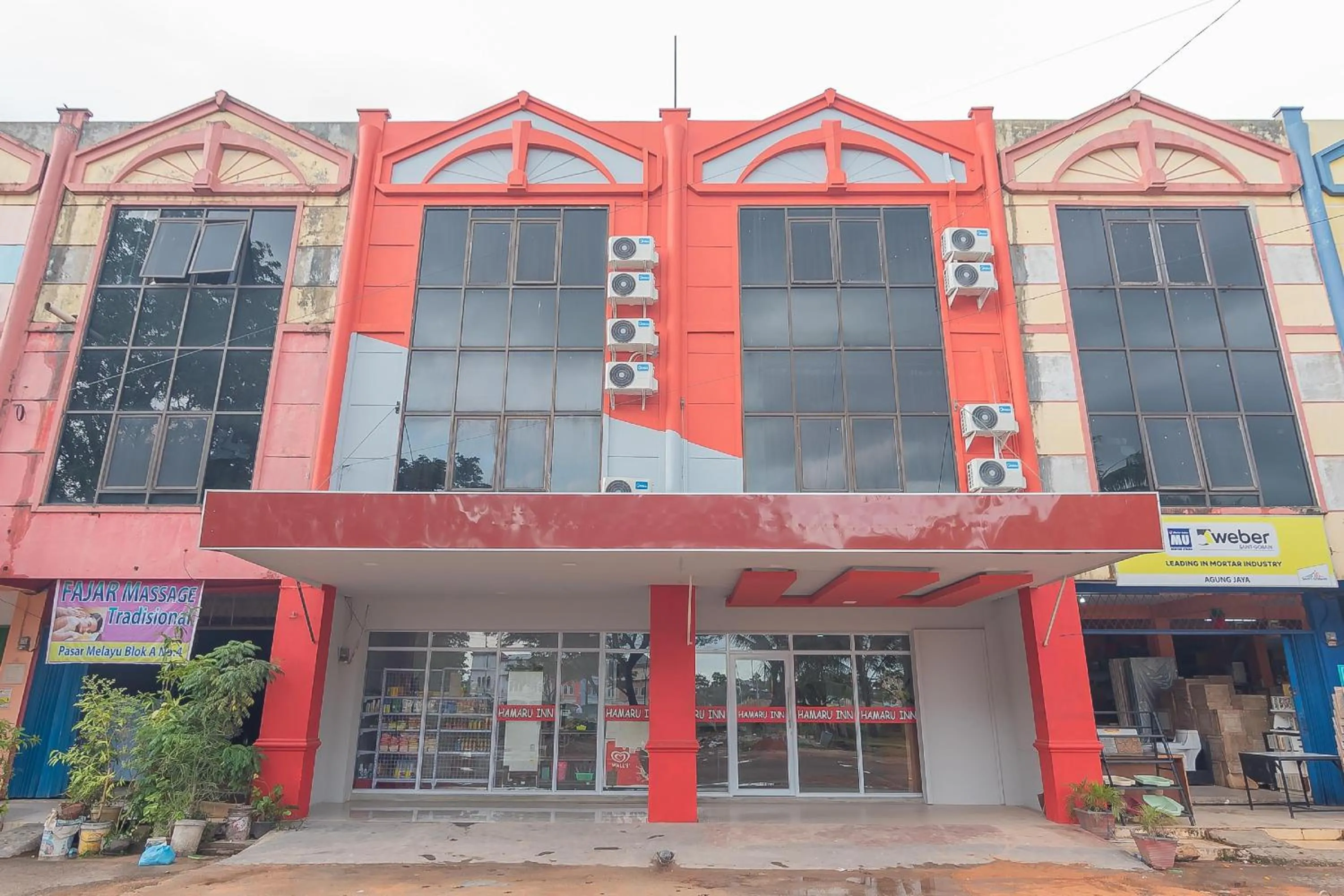Facade/entrance in RedDoorz @ Pasar Melayu Sagulung Batam