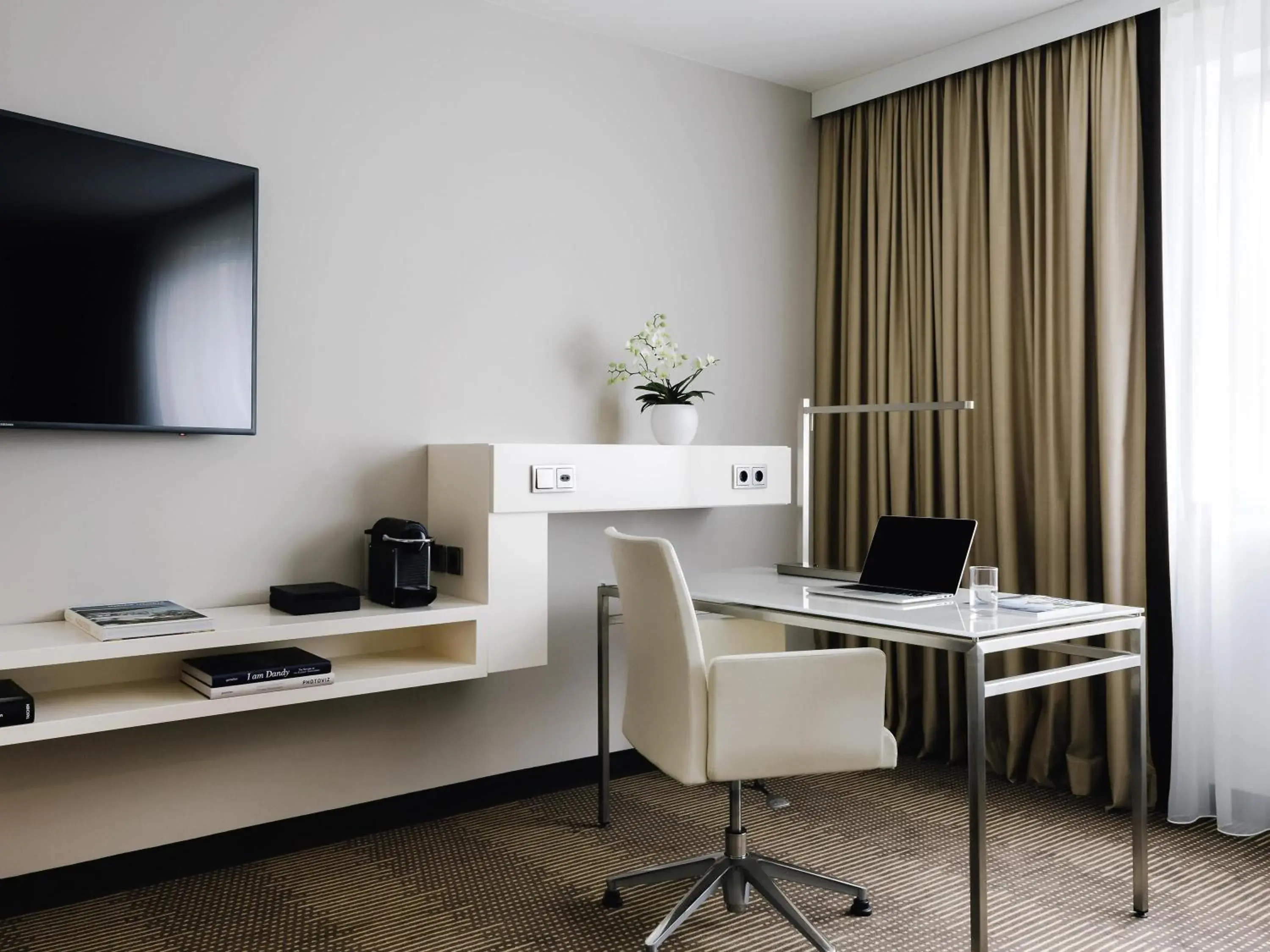 Bedroom in Pullman Berlin Schweizerhof Bedroom in Pullman Berlin Schweizerhof