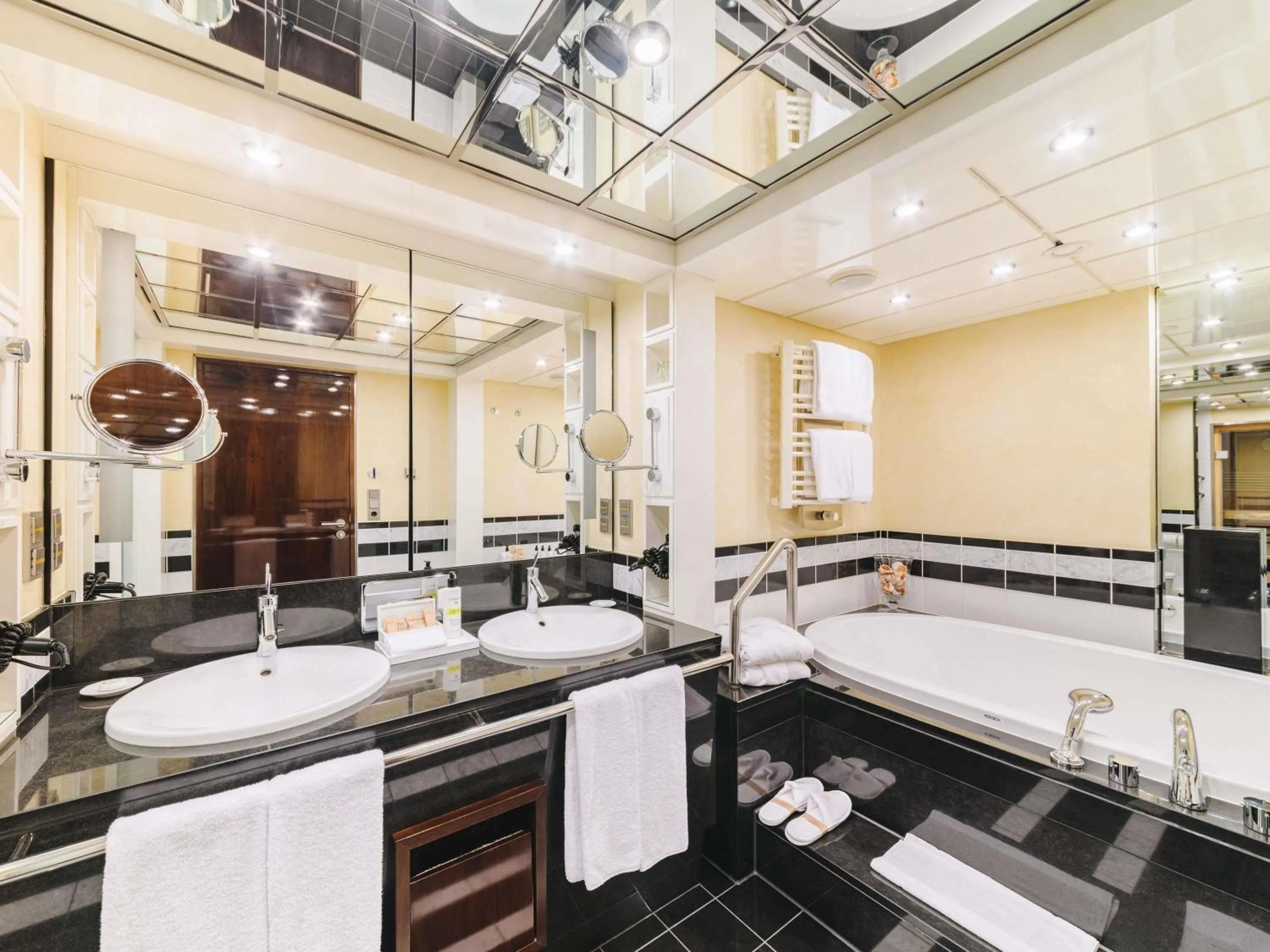 Bedroom in Pullman Berlin Schweizerhof