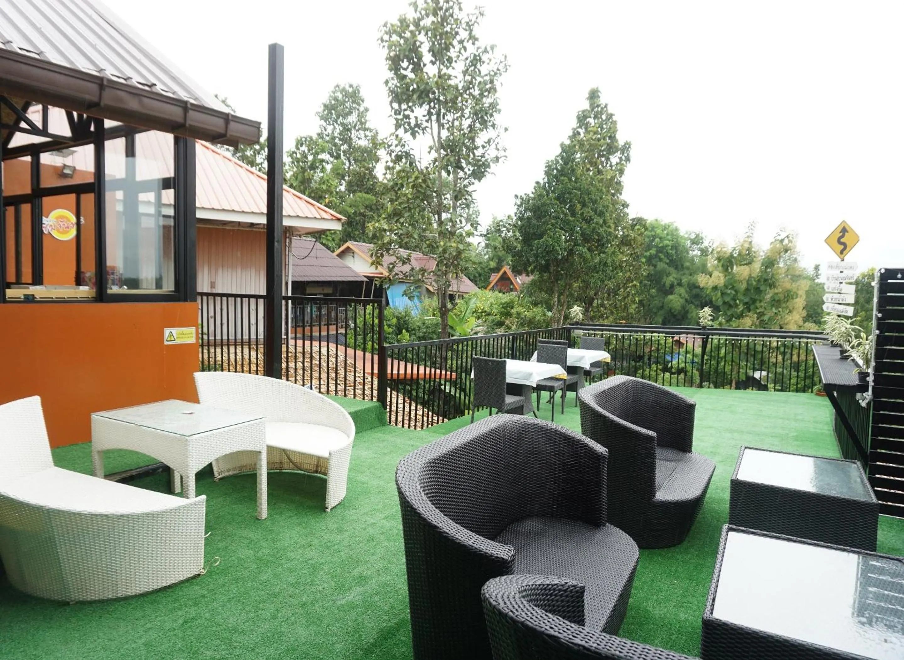 Restaurant/places to eat in Baansuan Chomchun