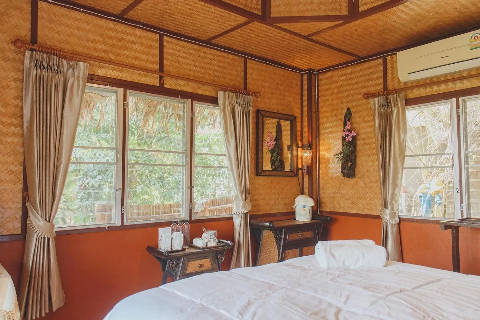 Photo of the whole room, Bed in Baansuan Chomchun