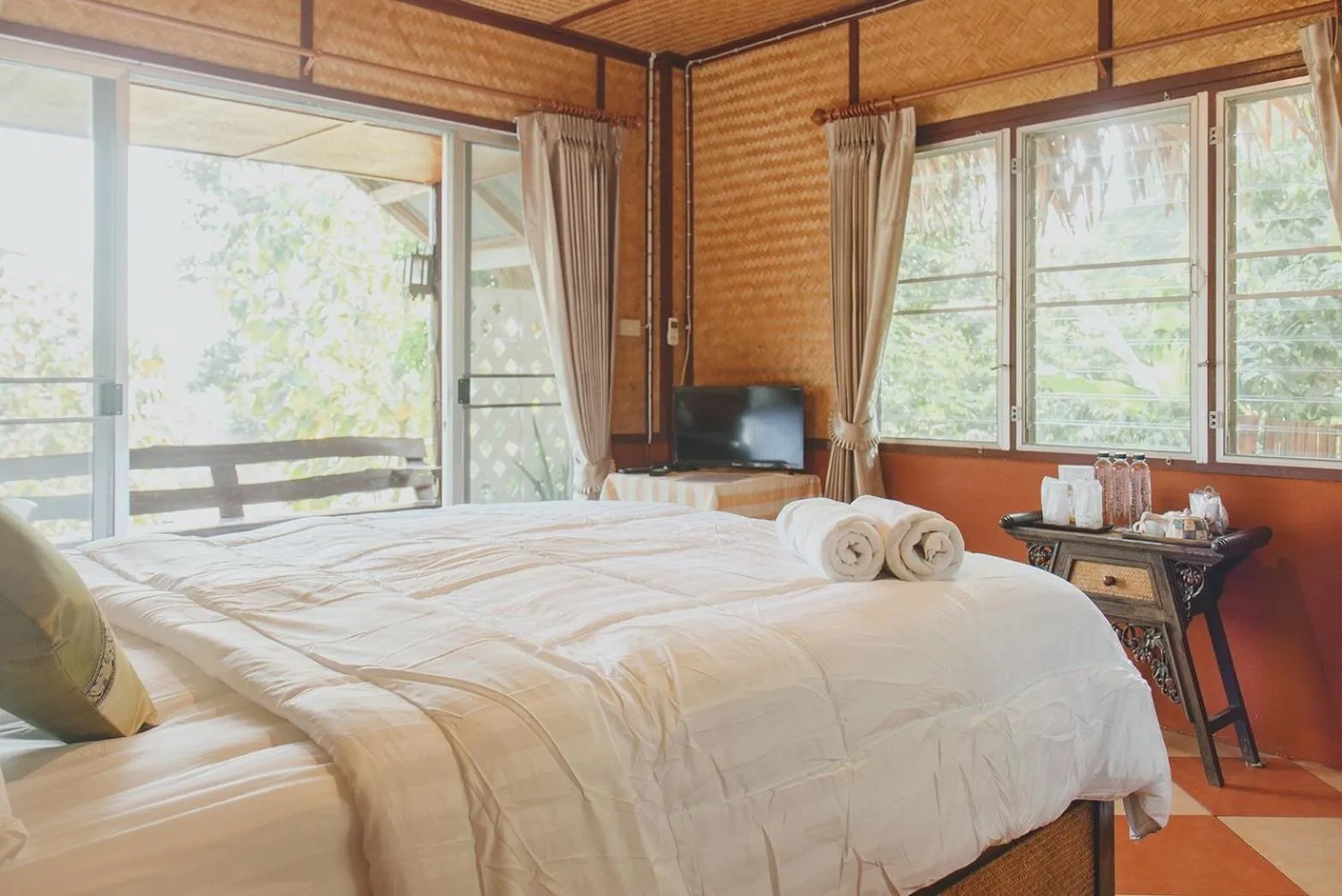 Photo of the whole room, Bed in Baansuan Chomchun