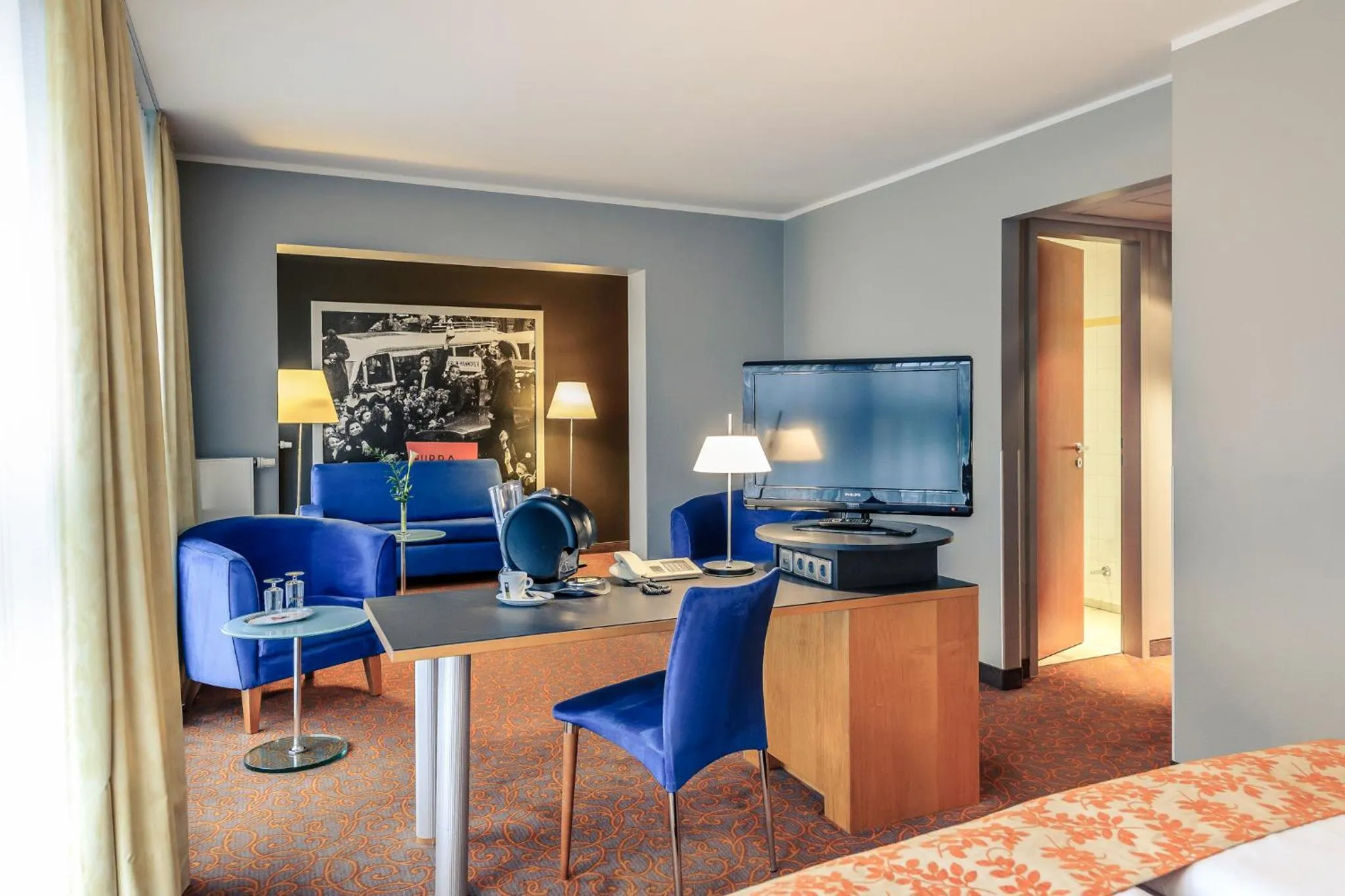 Seating area, Bed in Mercure Hotel & Residenz Berlin Checkpoint Charlie