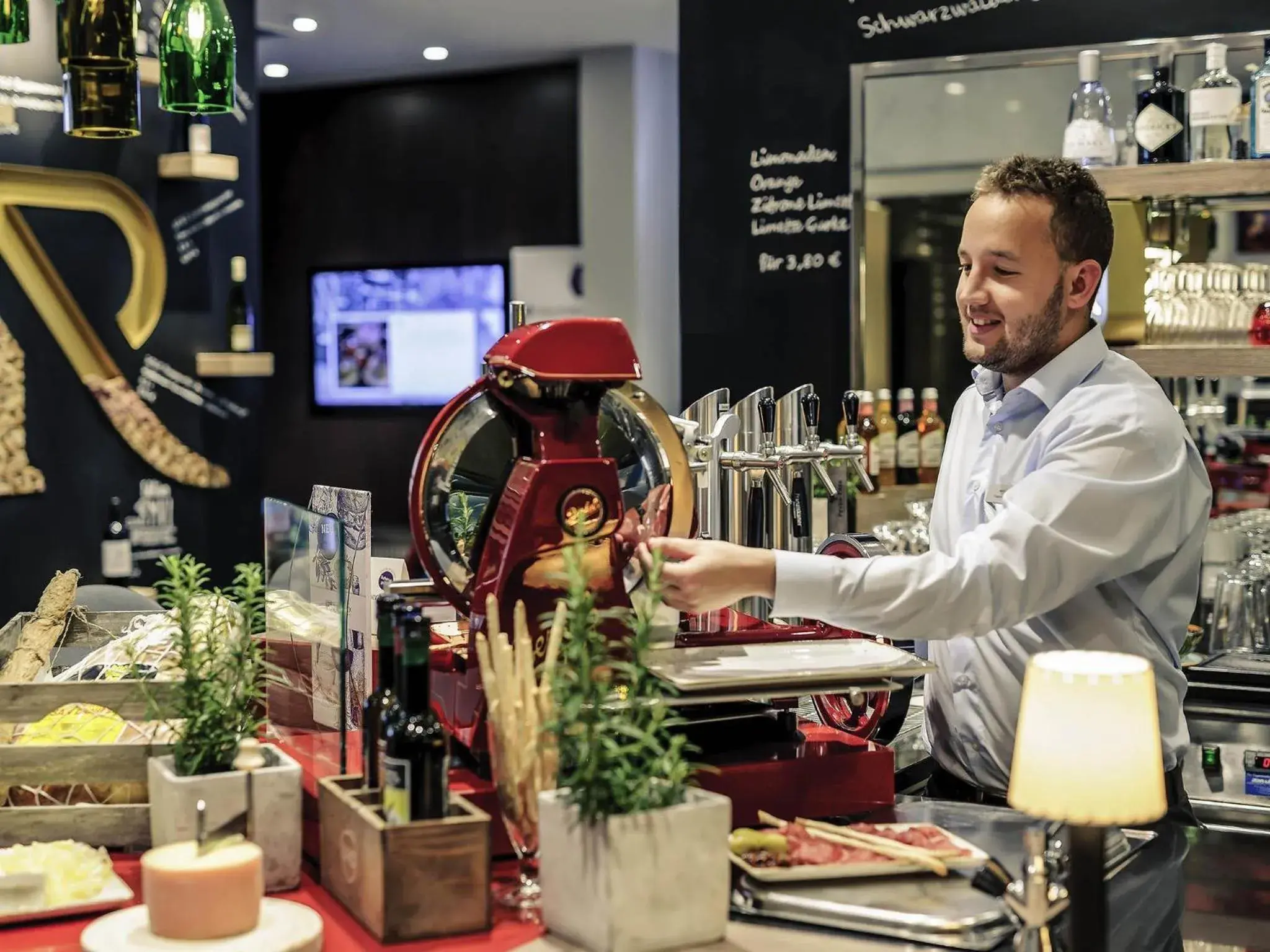 Lounge or bar in Mercure Hotel & Residenz Berlin Checkpoint Charlie Lounge or bar in Mercure Hotel & Residenz Berlin Checkpoint Charlie