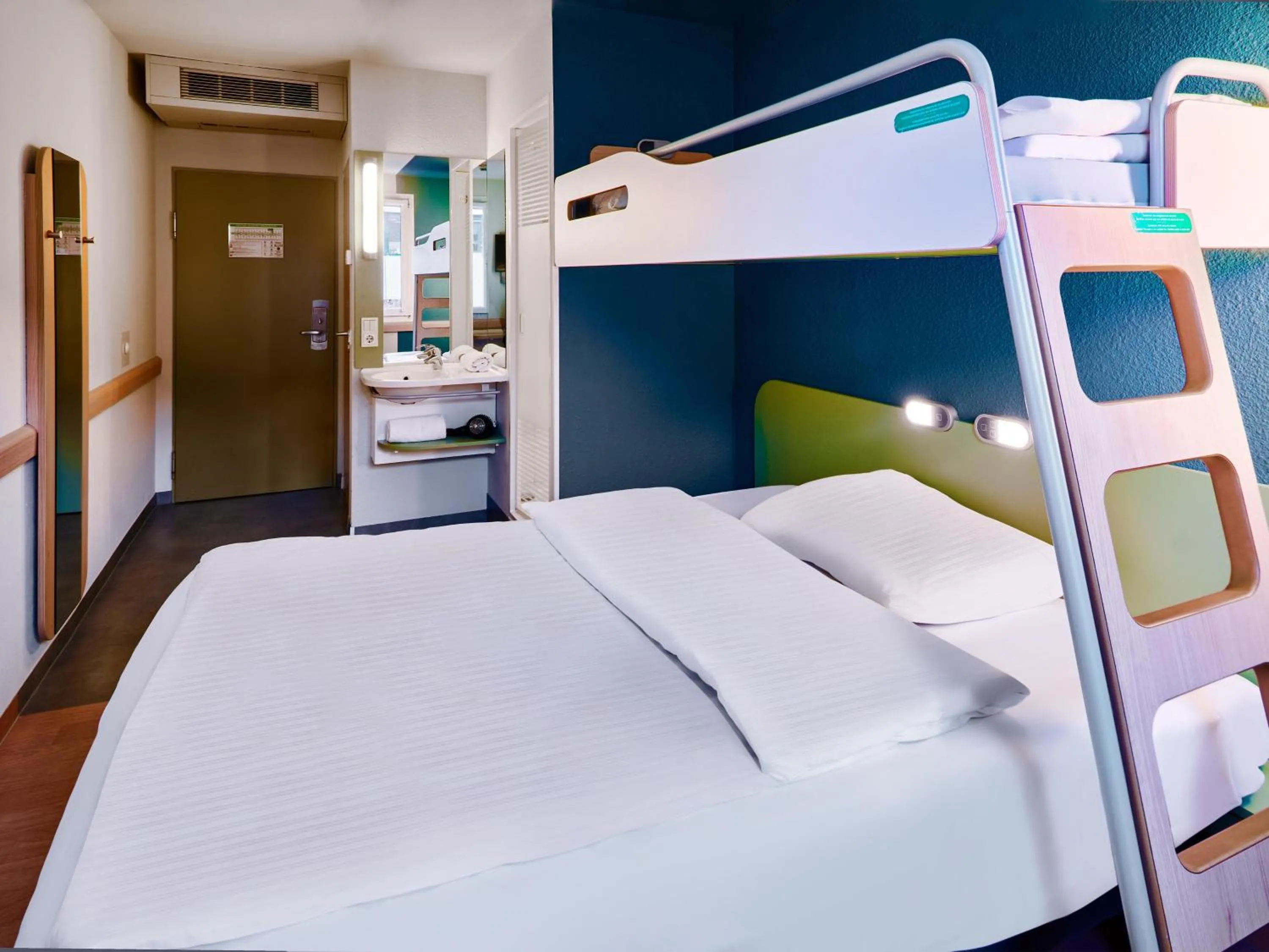 Photo of the whole room, Bed in ibis budget Wiesbaden Nordenstadt