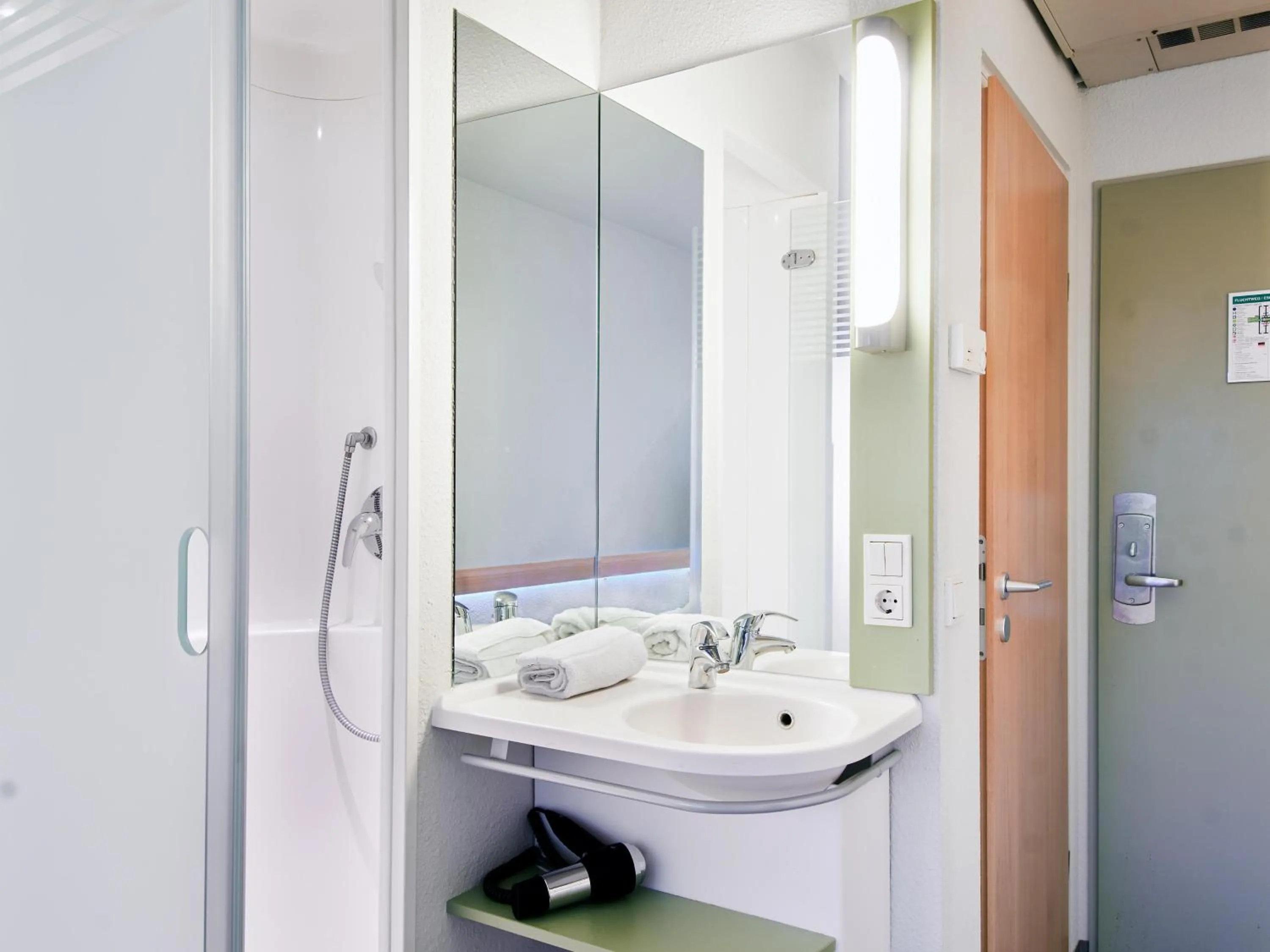 Shower in ibis budget Wiesbaden Nordenstadt