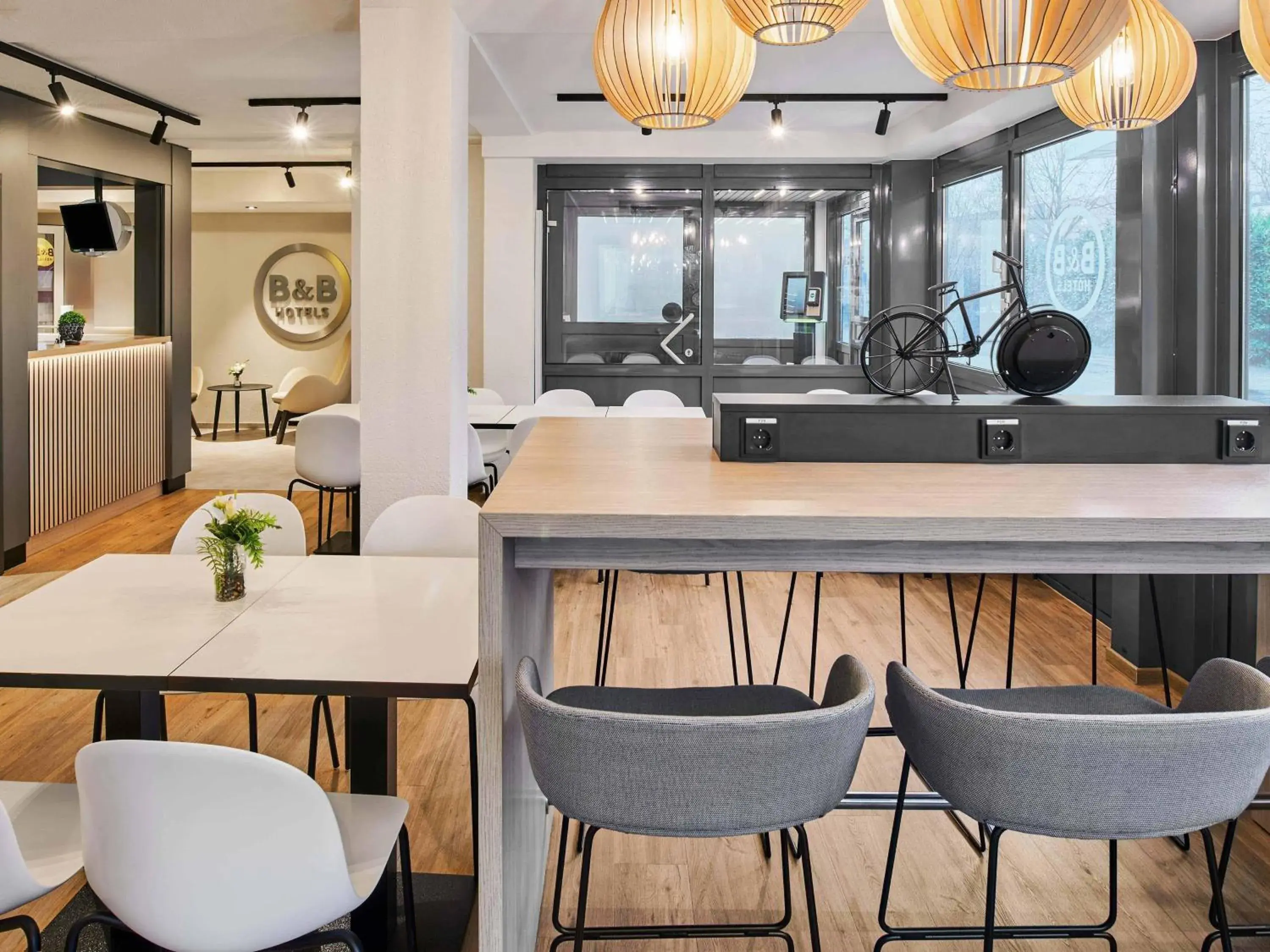 Lounge or bar in B&B HOTEL Wiesbaden-Ost Lounge or bar in B&B HOTEL Wiesbaden-Ost