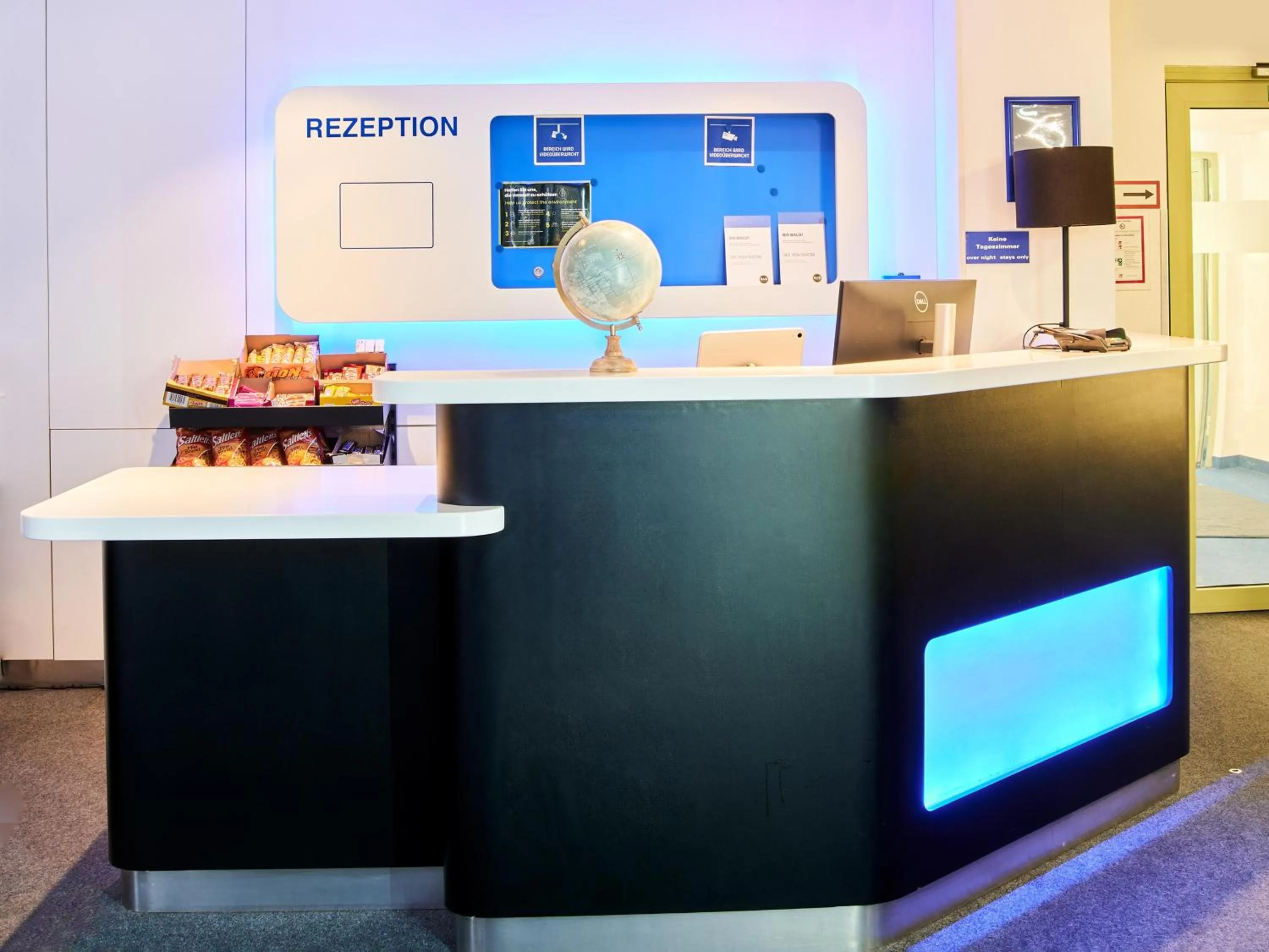 Lobby or reception in ibis budget Wiesbaden Nordenstadt