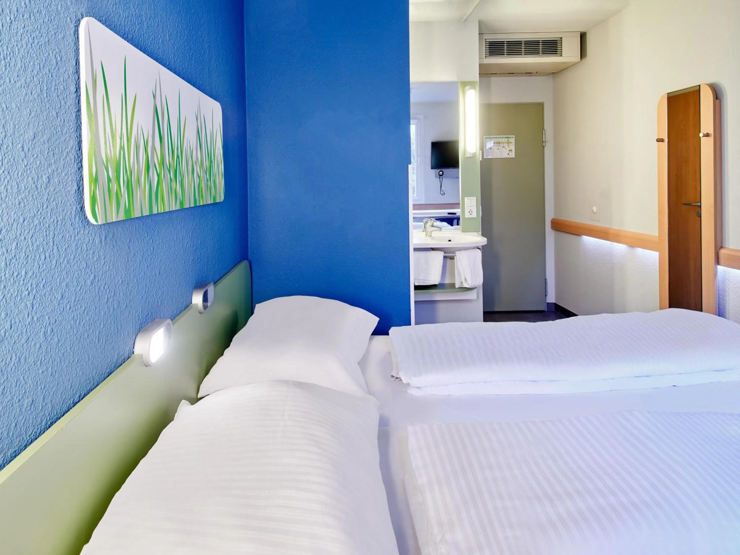 Photo of the whole room, Bed in ibis budget Wiesbaden Nordenstadt