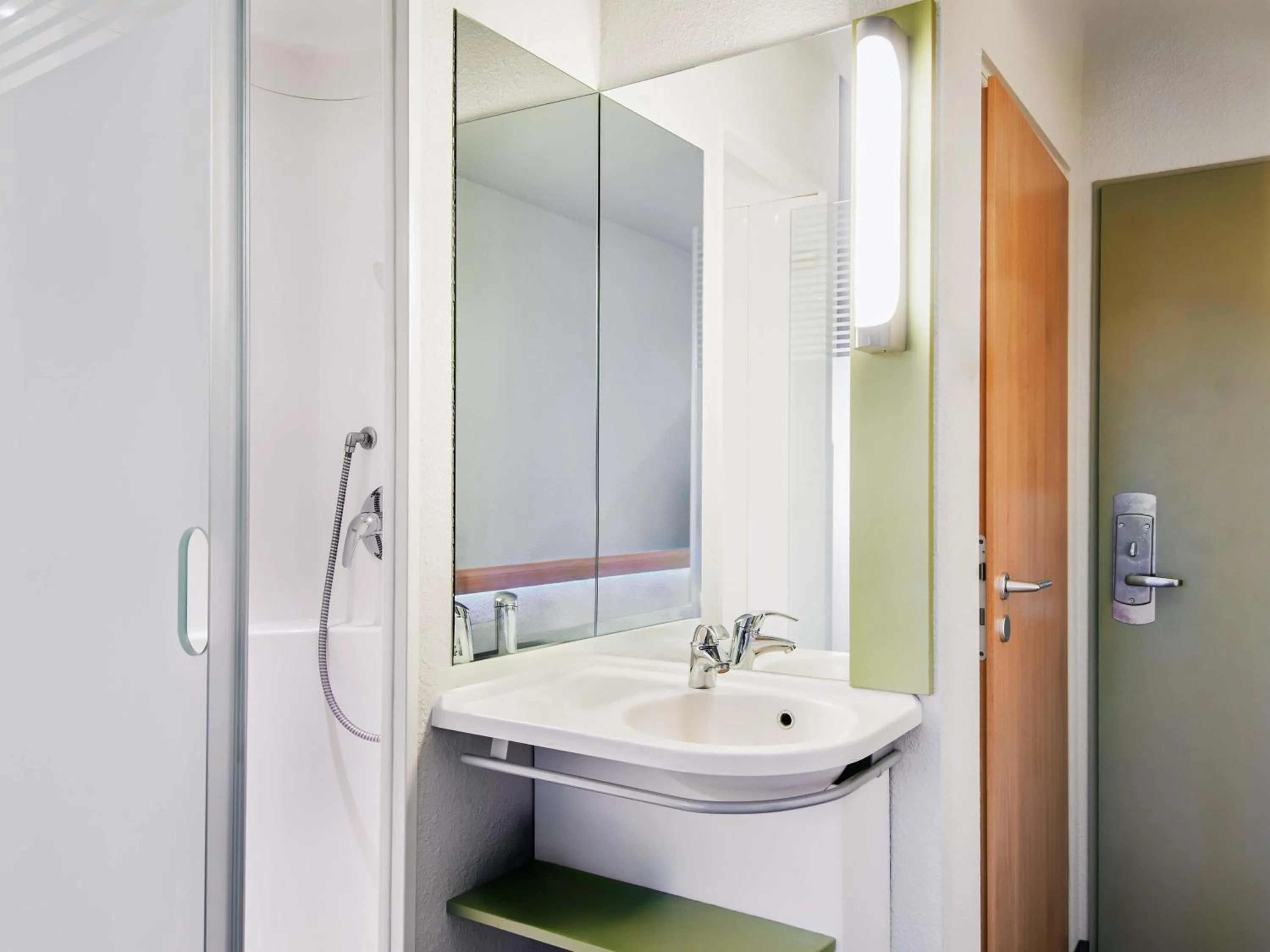 Shower in B&B HOTEL Wiesbaden-Ost