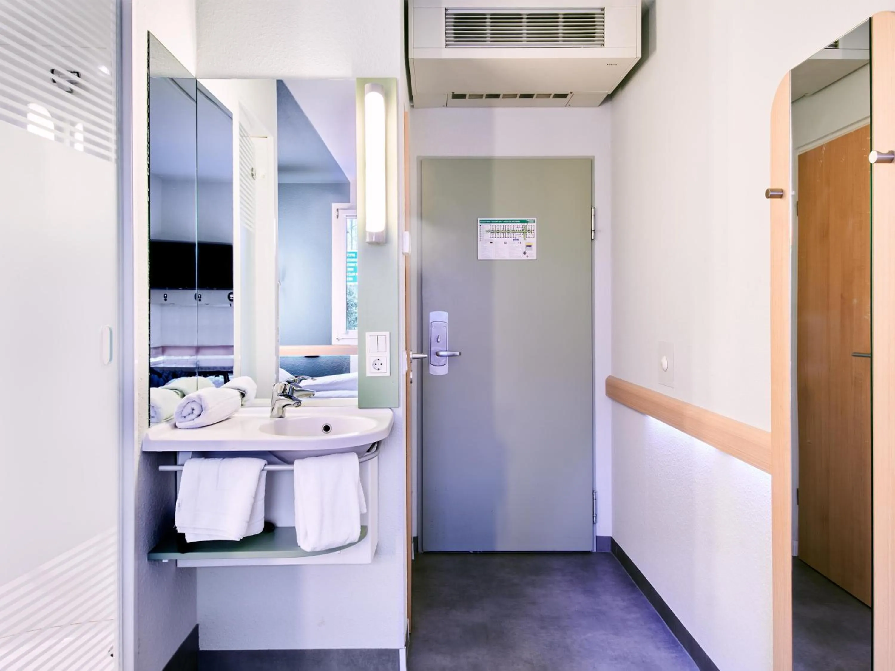 Shower in ibis budget Wiesbaden Nordenstadt