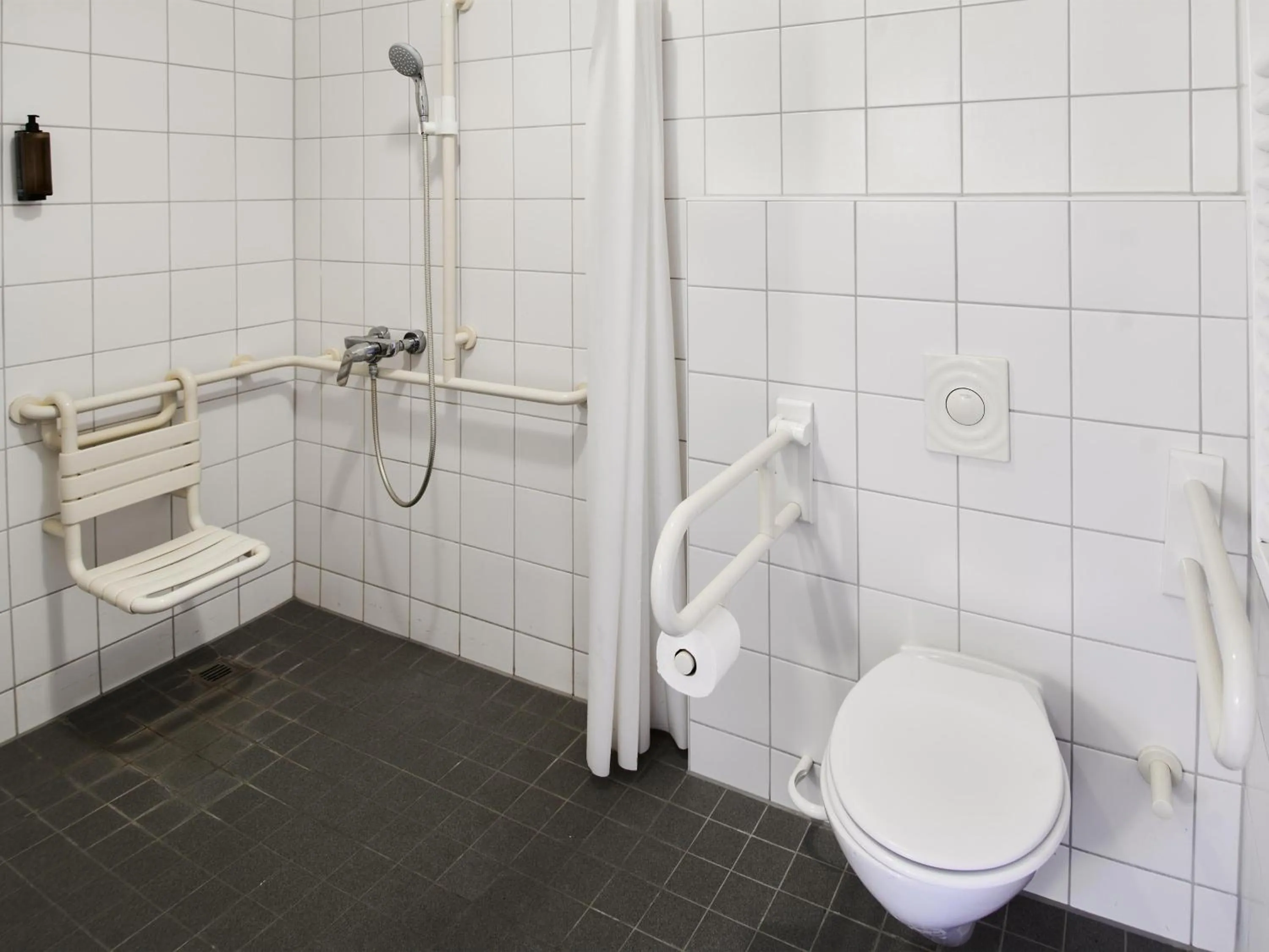 Bathroom in ibis budget Wiesbaden Nordenstadt