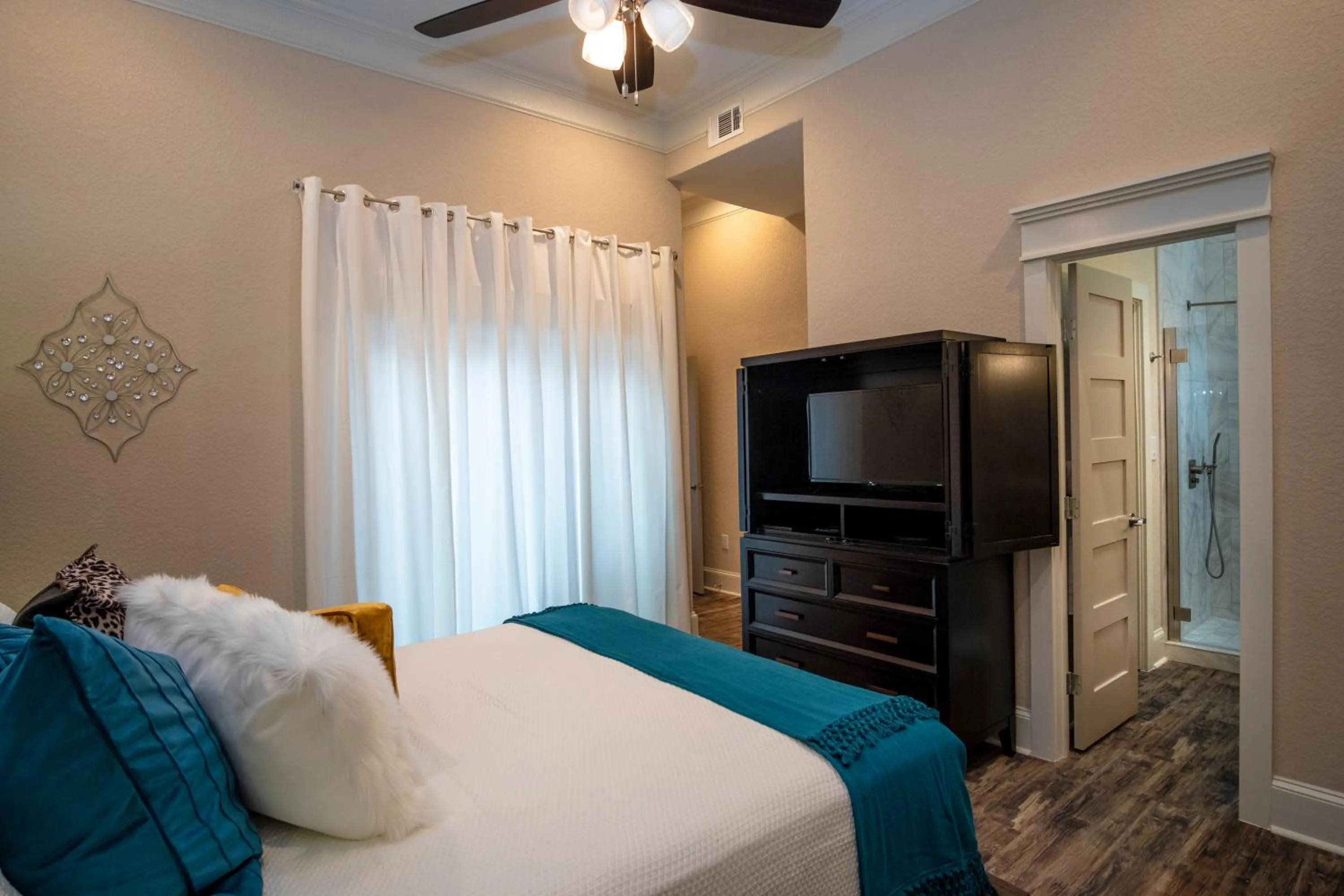 Bed in BRAND NEW Large Impressive House Near Downtown!