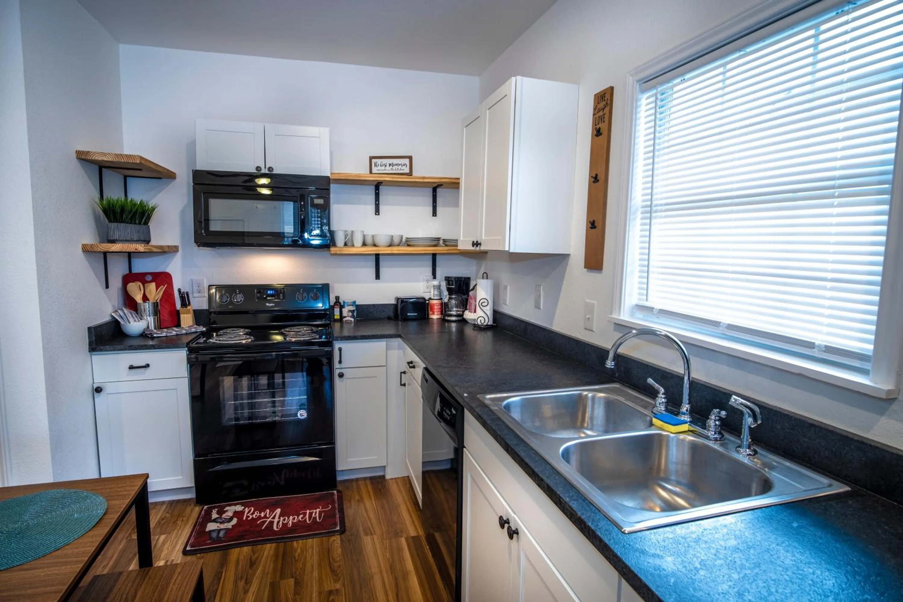 Kitchen or kitchenette in Downtown View Cozy 2BR1BA Home Sleeps 8