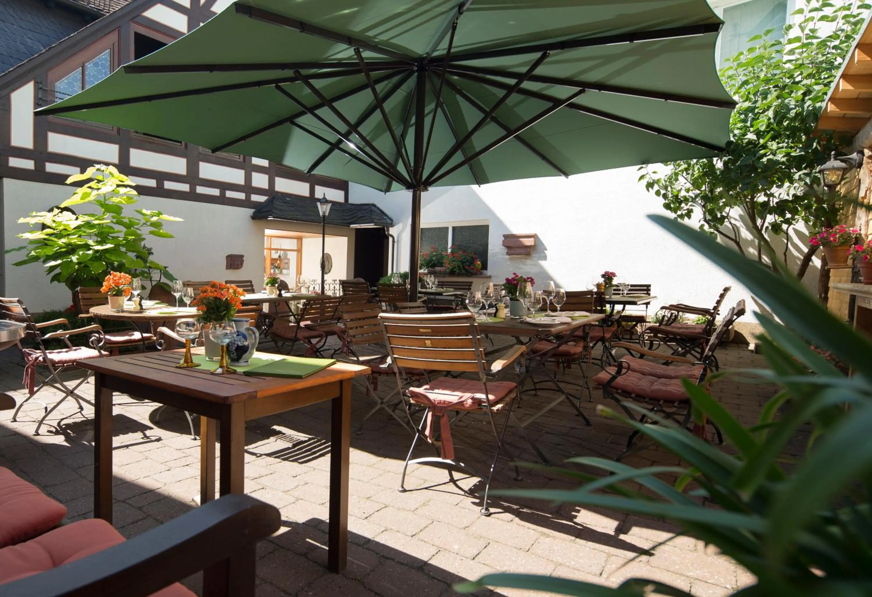 Restaurant/places to eat in Hotel und Weinhaus Zum Krug