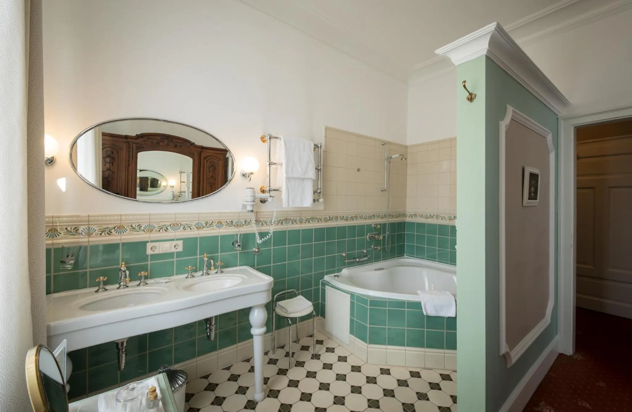 Hot Tub in Hotel Der Kleine Prinz