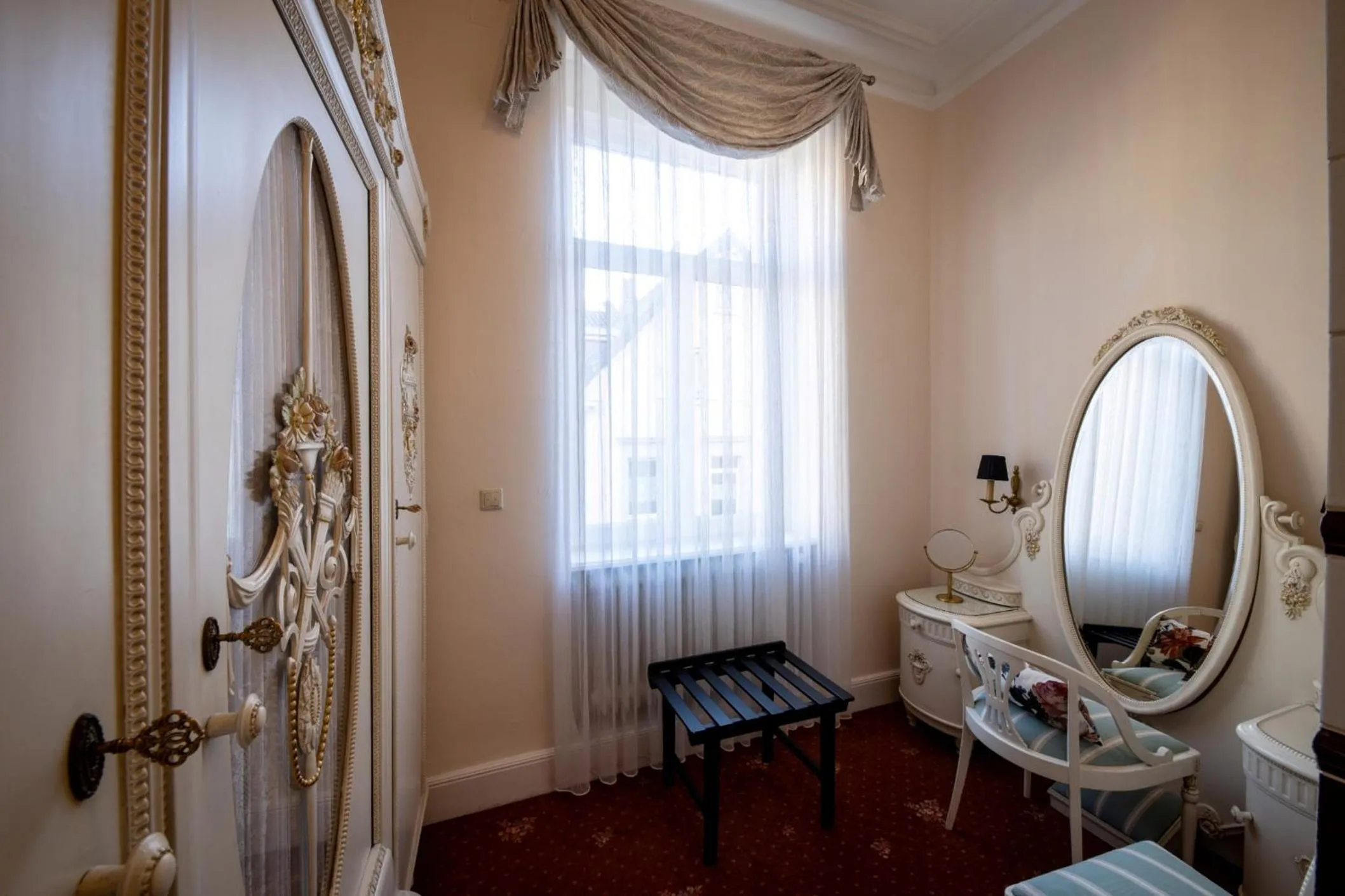 wardrobe in Hotel Der Kleine Prinz