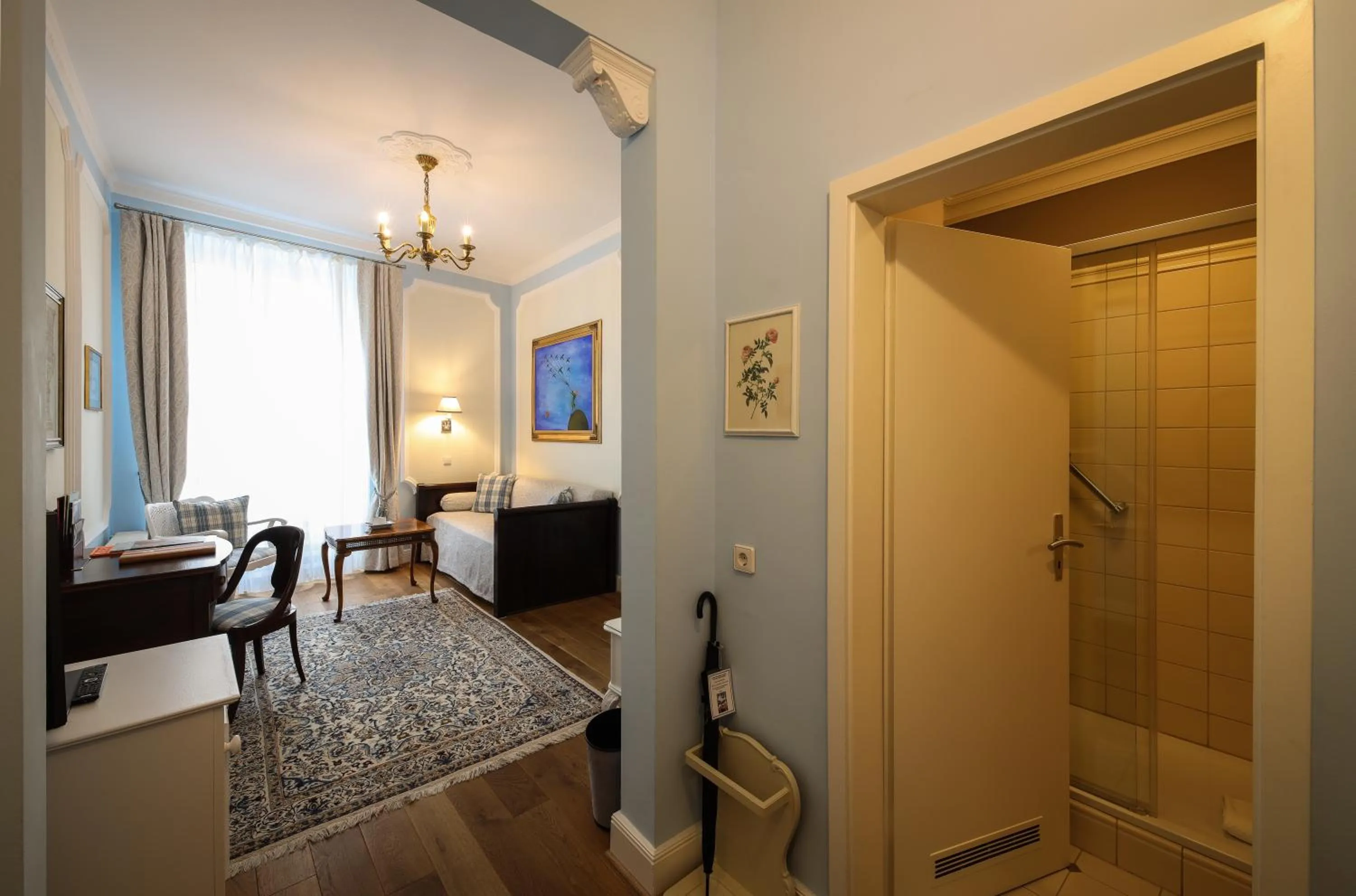 Bathroom, Bed in Hotel Der Kleine Prinz