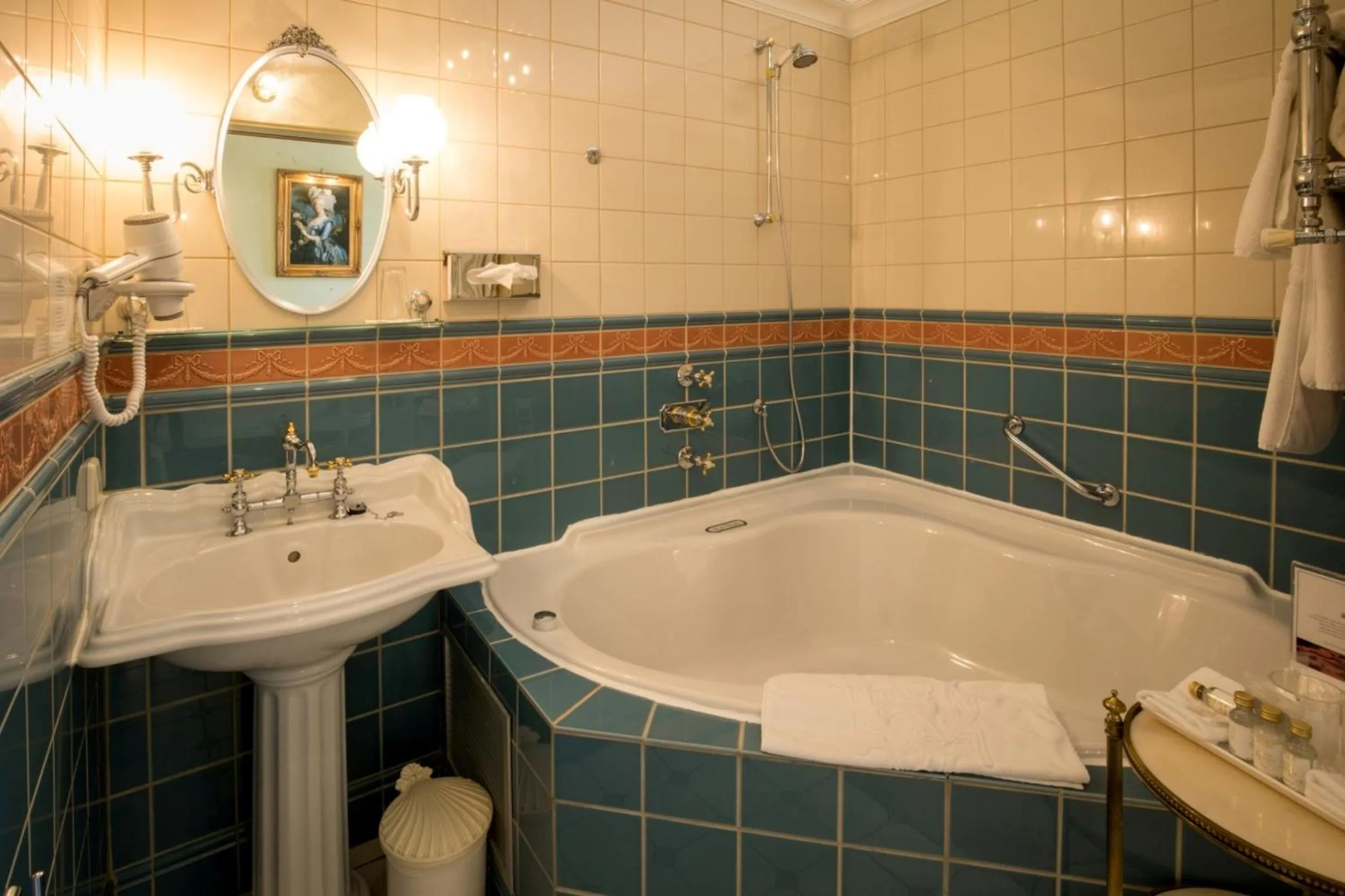 Shower in Hotel Belle Epoque