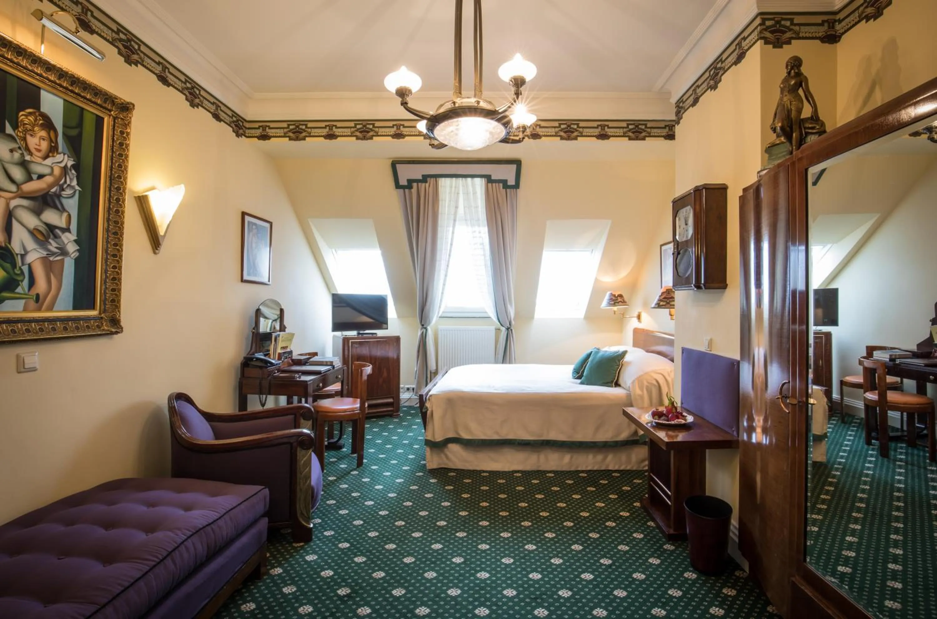 Photo of the whole room, Bed in Hotel Belle Epoque