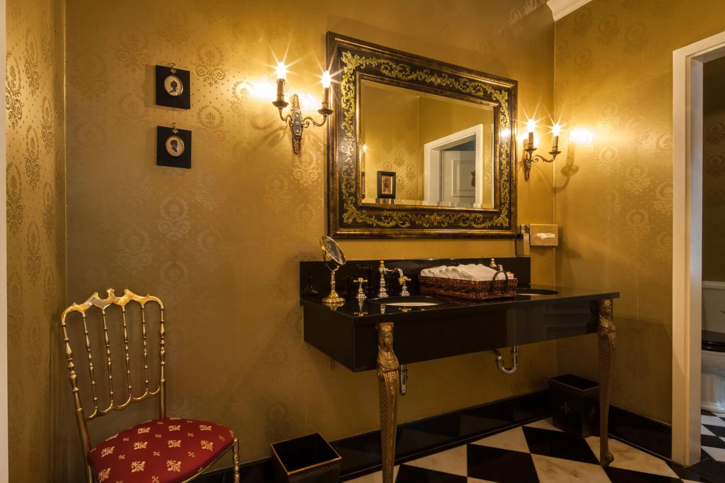 Toilet in Hotel Belle Epoque
