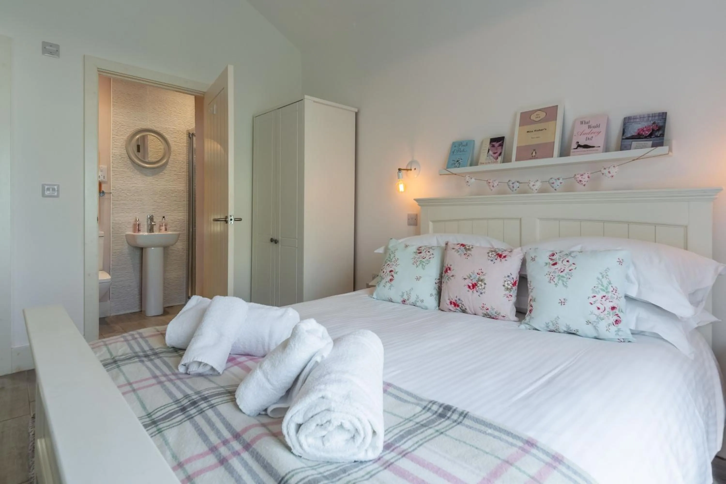 Property building, Bed in Miss Fishers