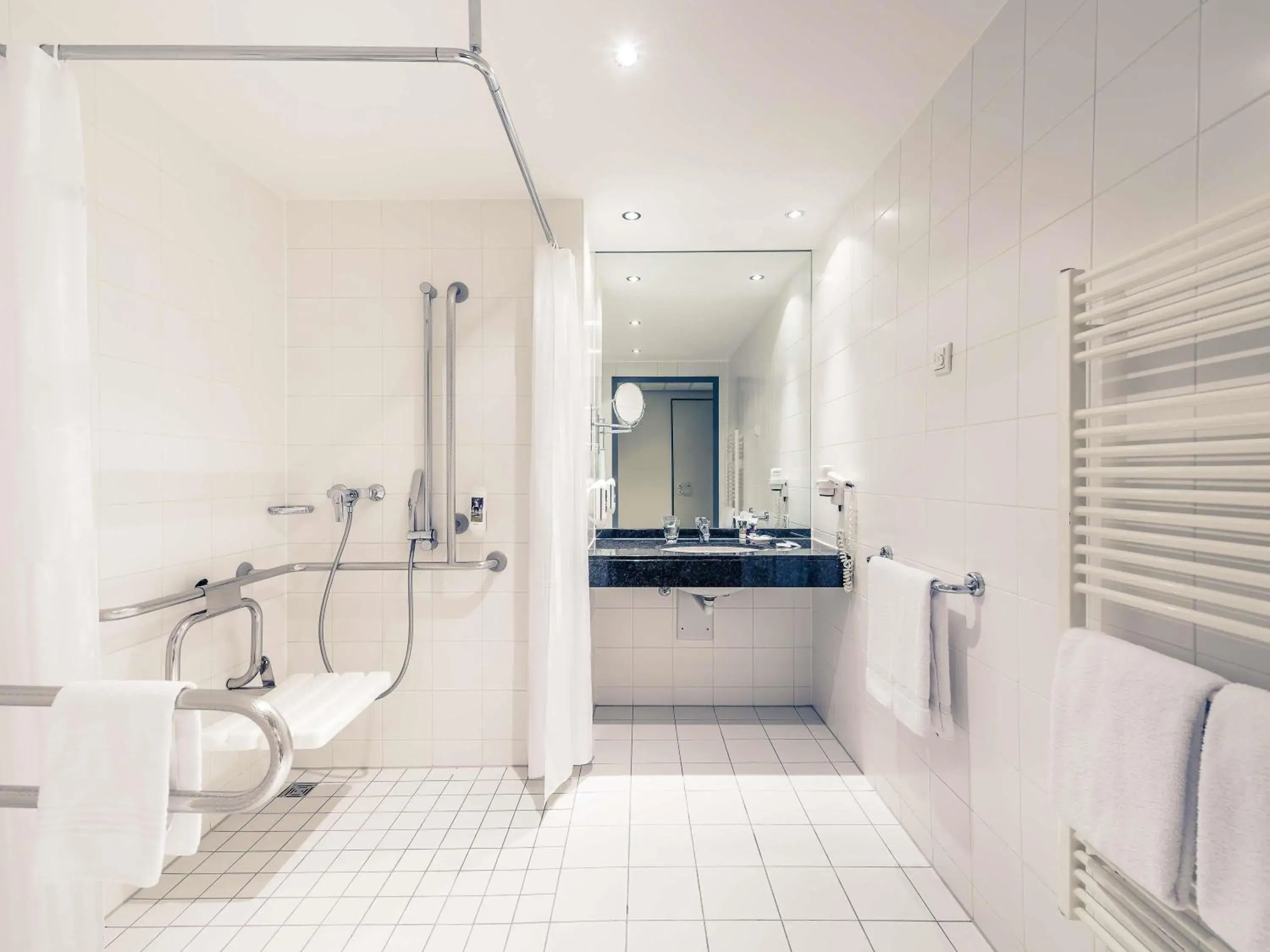 Bedroom in Mercure Hotel Düsseldorf City Nord Bedroom in Mercure Hotel Düsseldorf City Nord