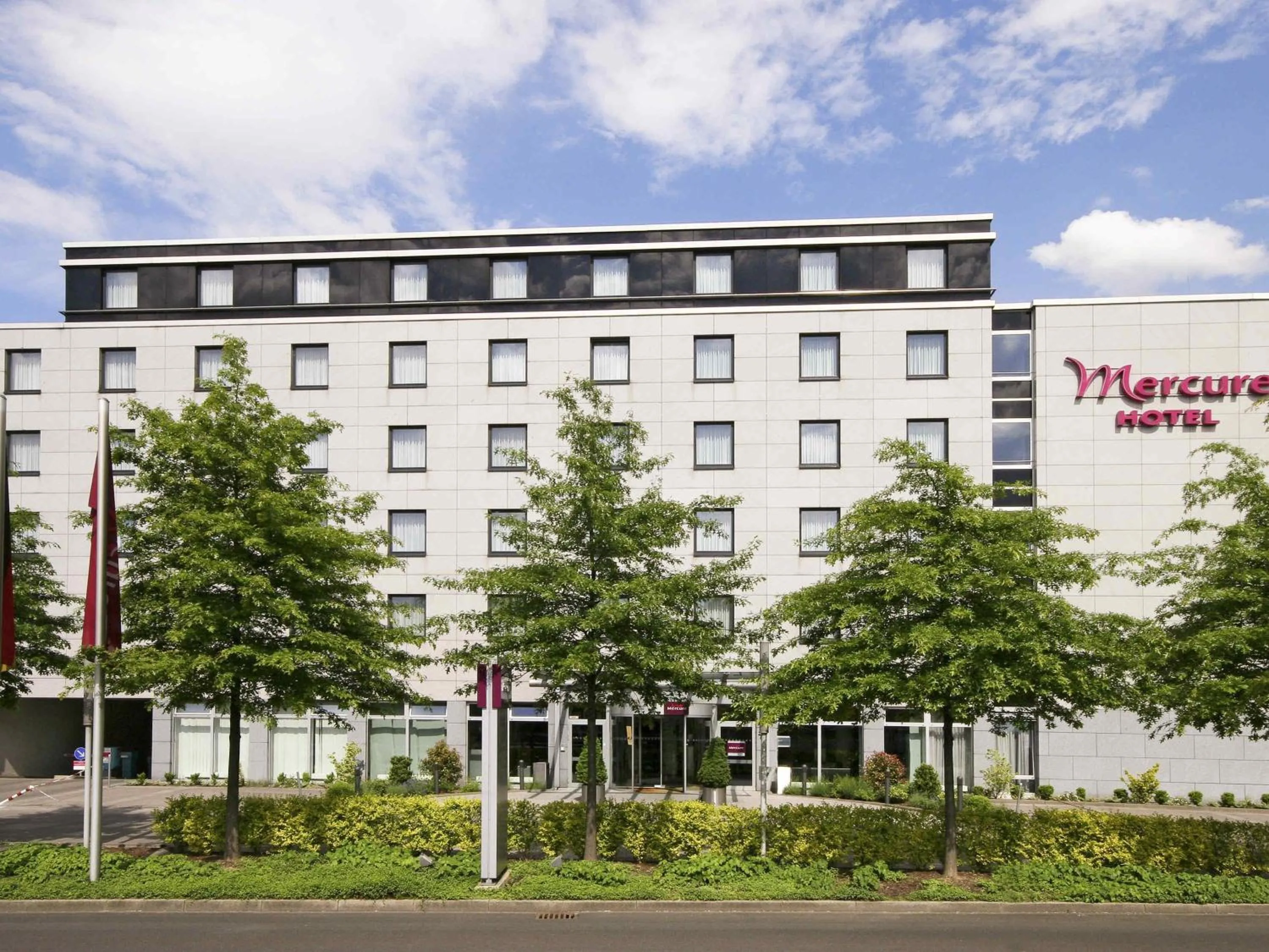 Property building in Mercure Hotel Düsseldorf City Nord