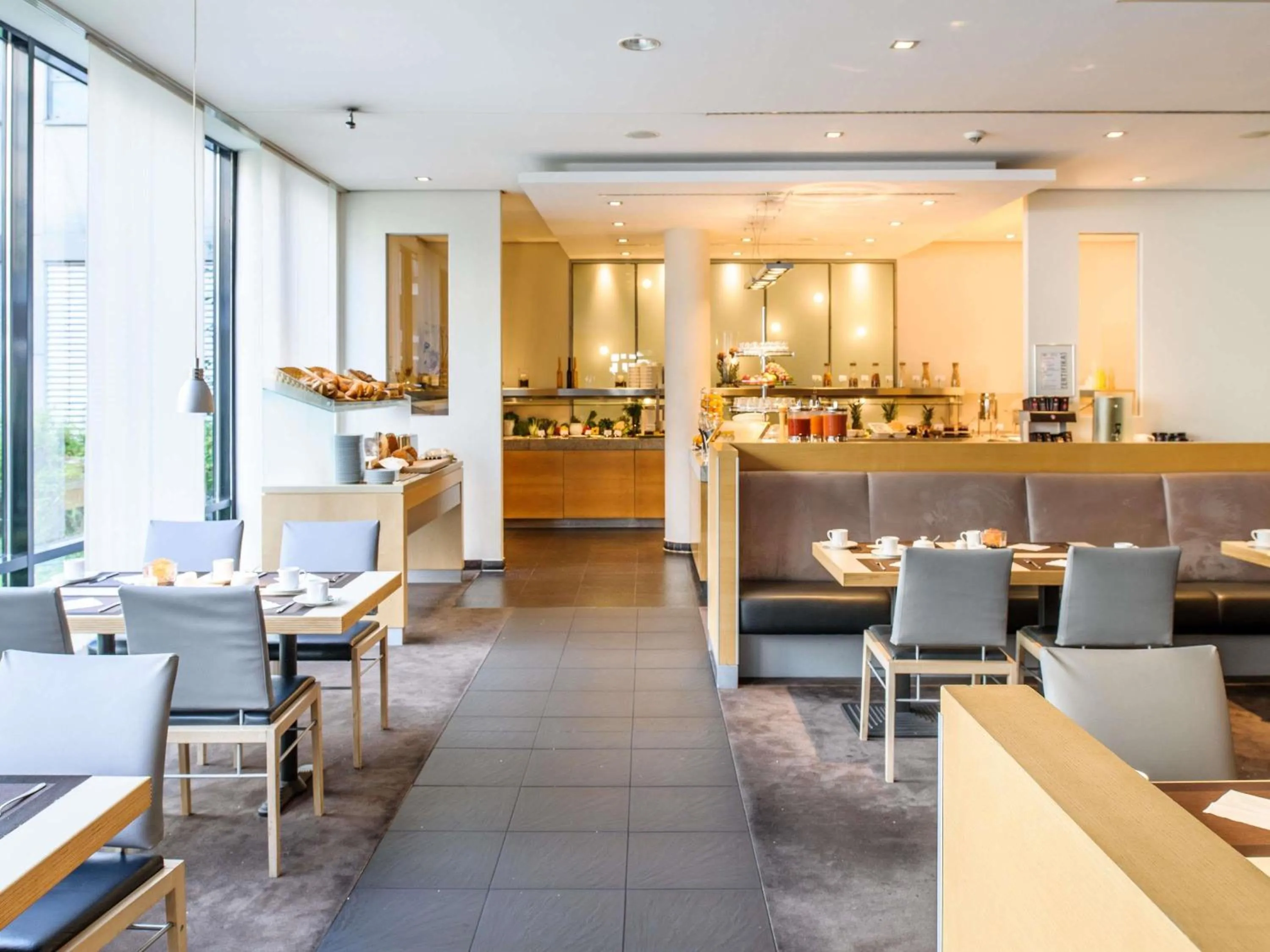 Breakfast in Mercure Hotel Düsseldorf City Nord