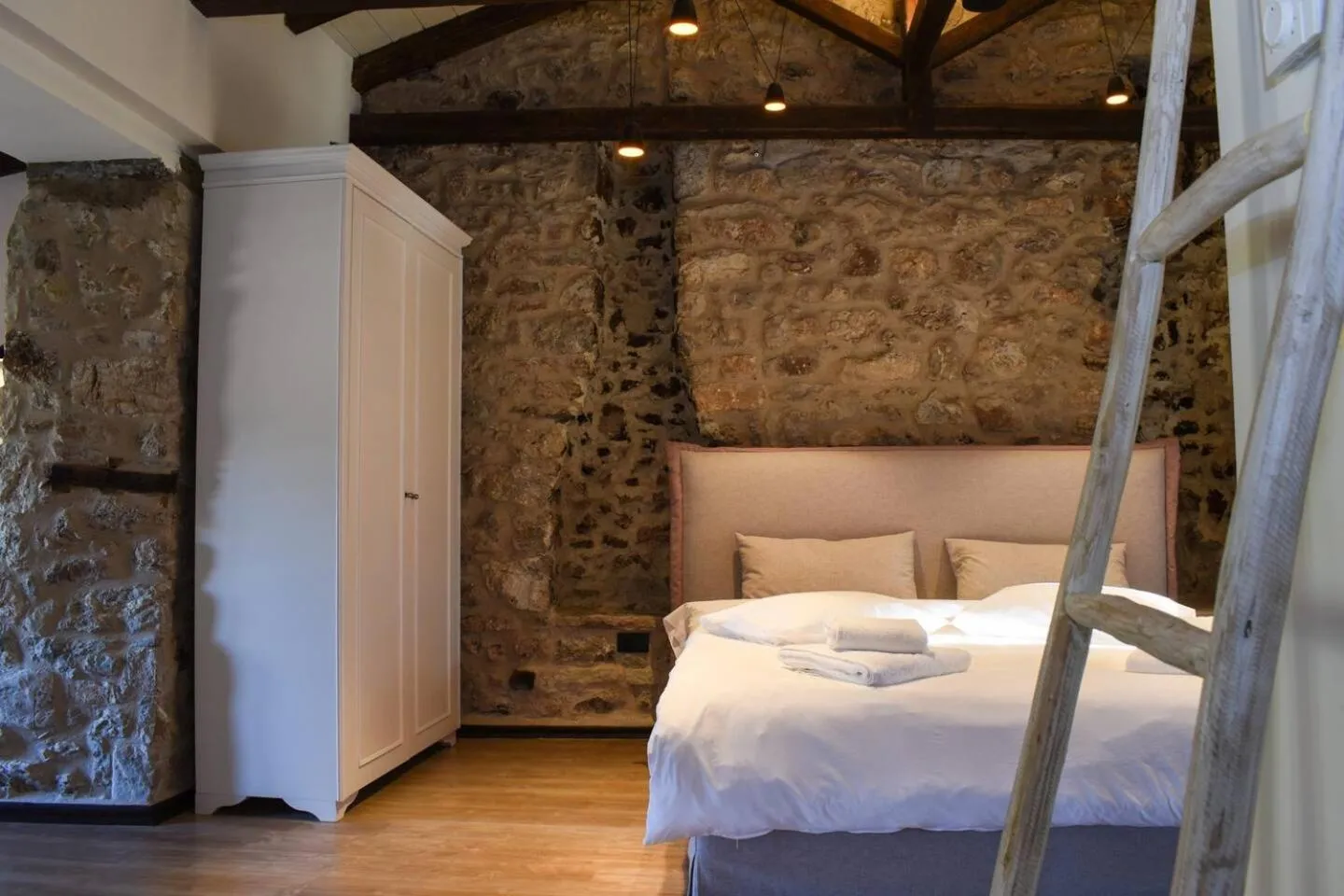 Bed in Secluded Mountain Refuge - Theonimfi Paradise Gem