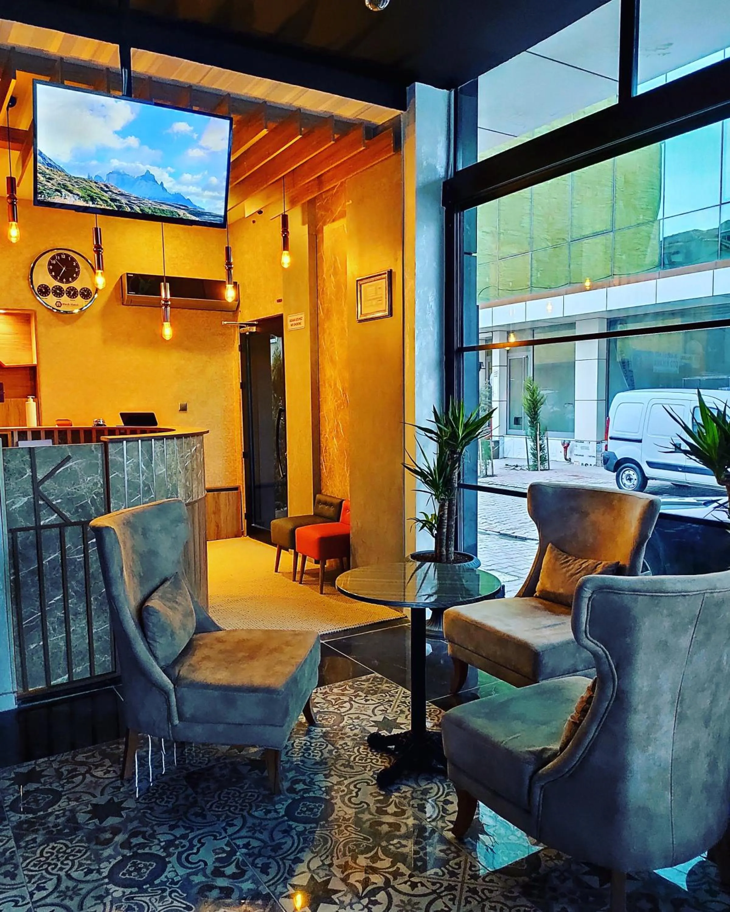 Seating area in RUSH HOTEL İSTANBUL