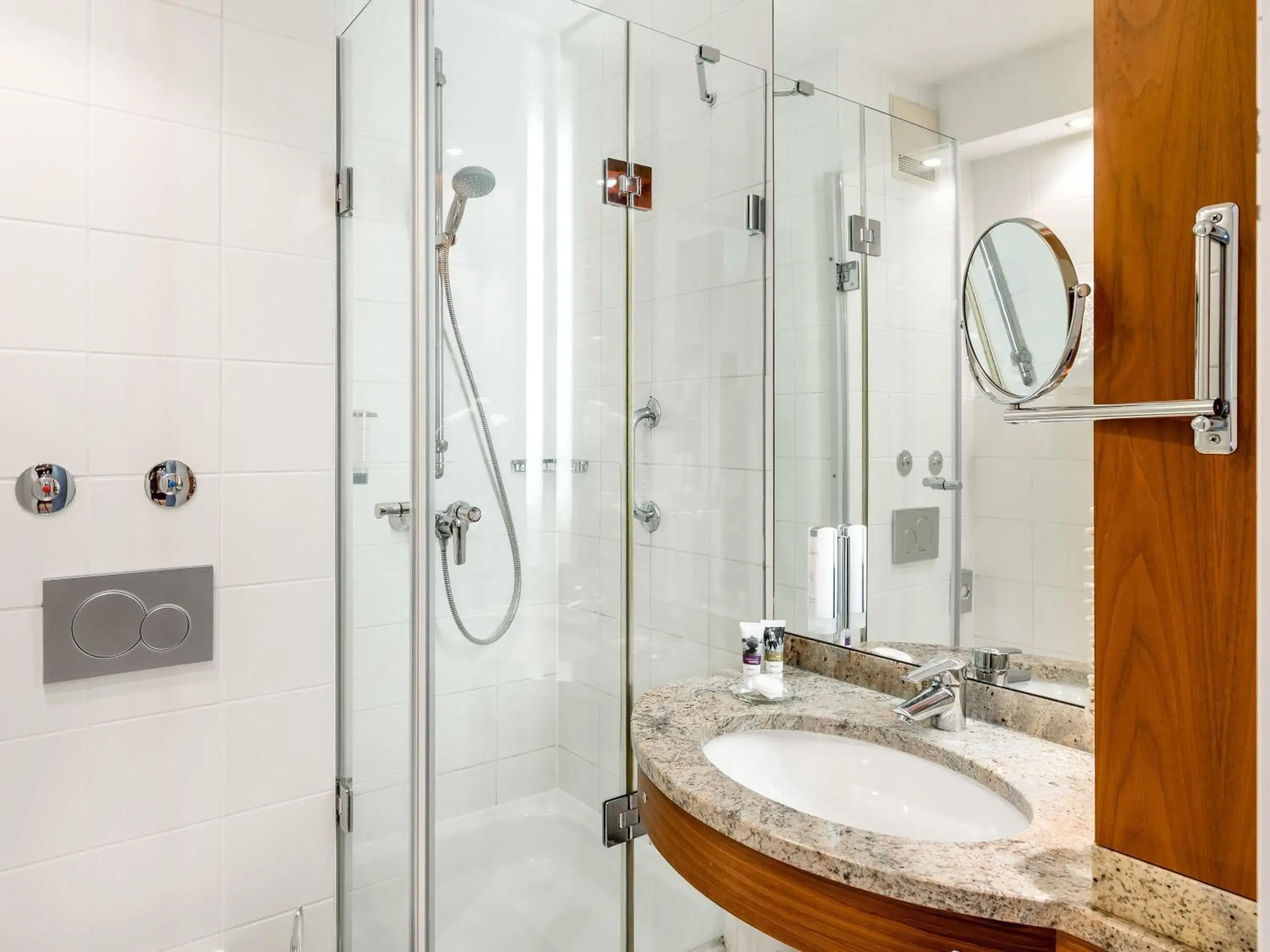 Bedroom in Mercure Hotel München Airport Freising Bedroom in Mercure Hotel München Airport Freising