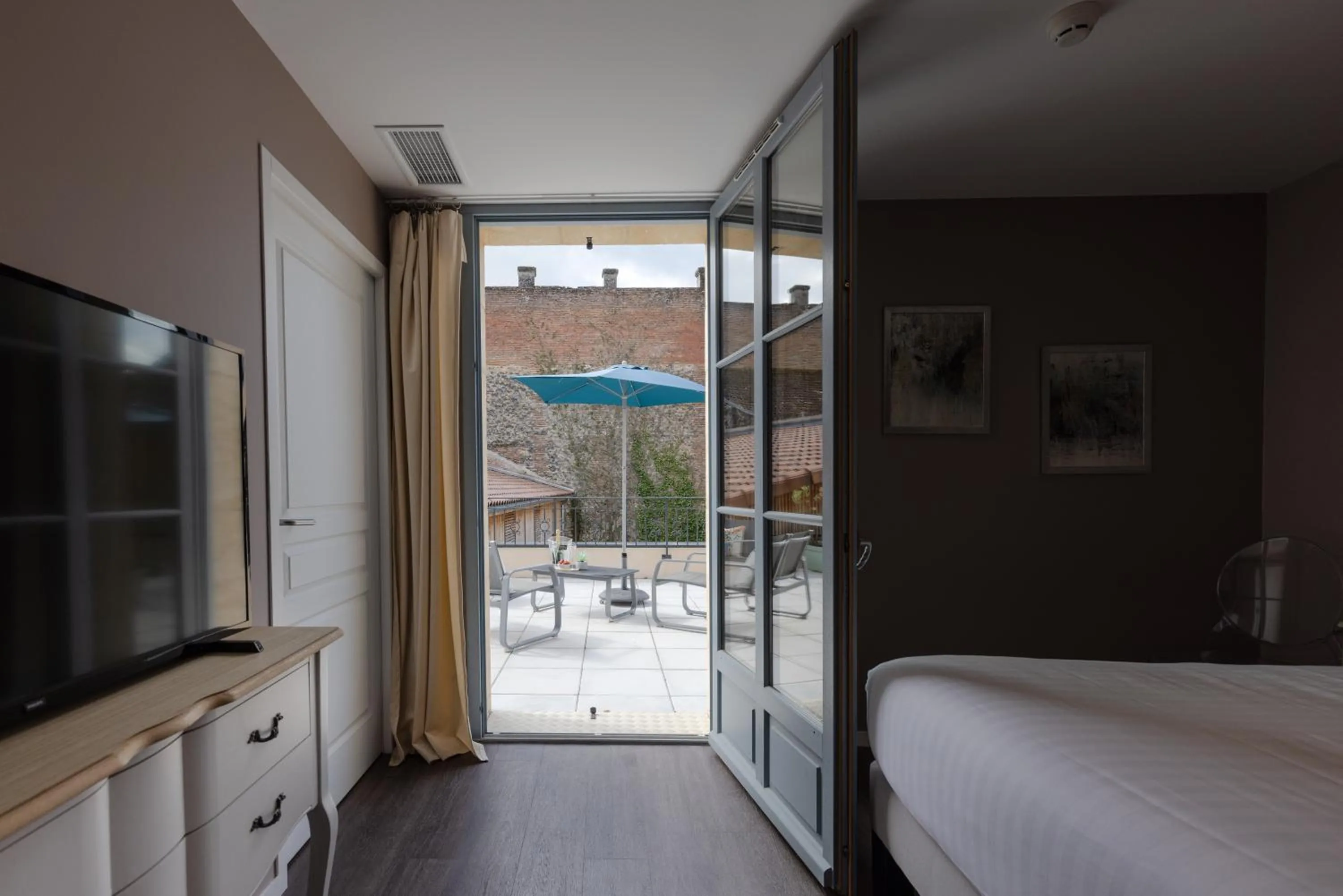 Inner courtyard view, Bed in Hôtel-Restaurant des Augustins
