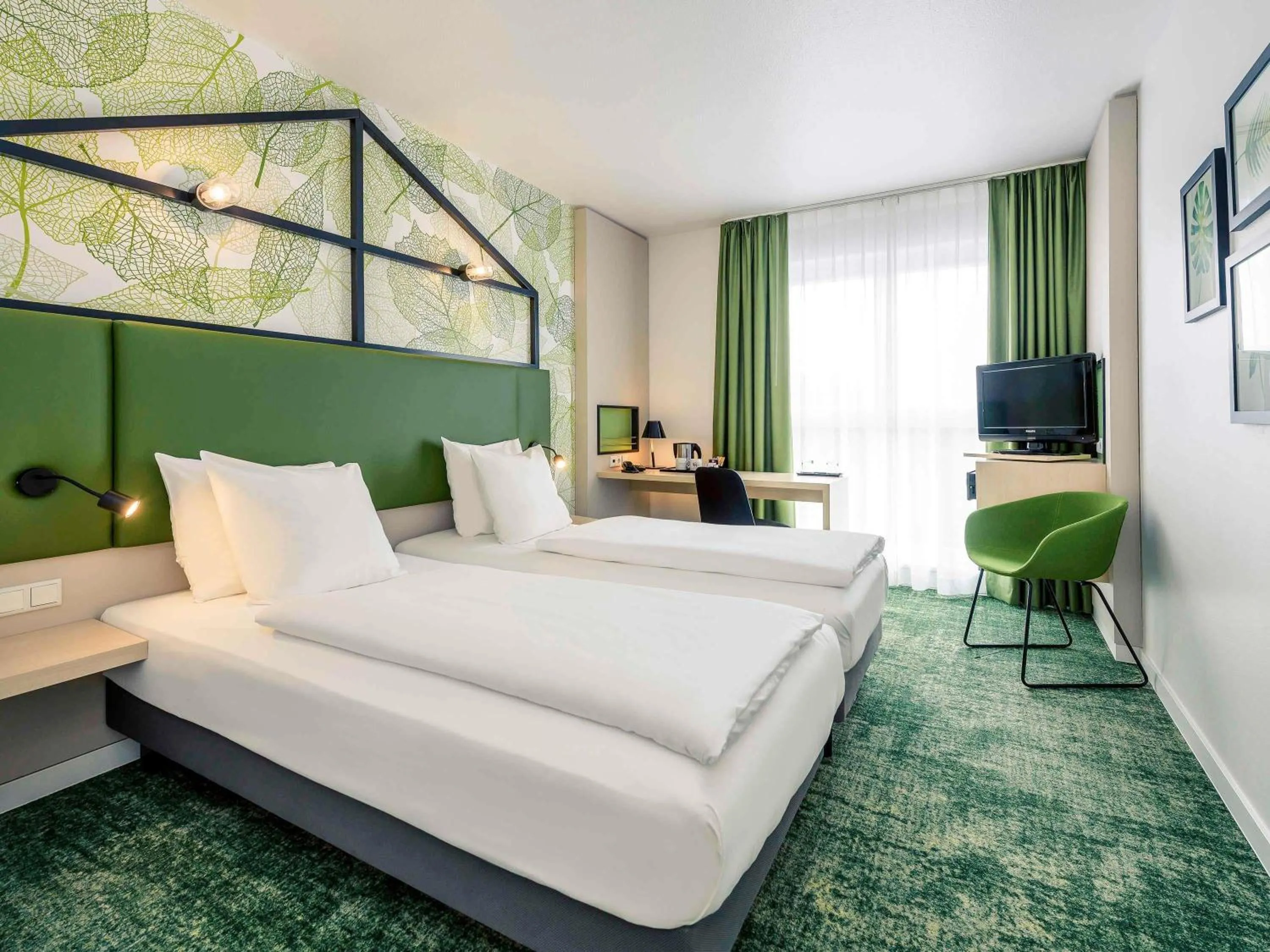 Property building, Bed in Mercure Hotel Hannover Mitte